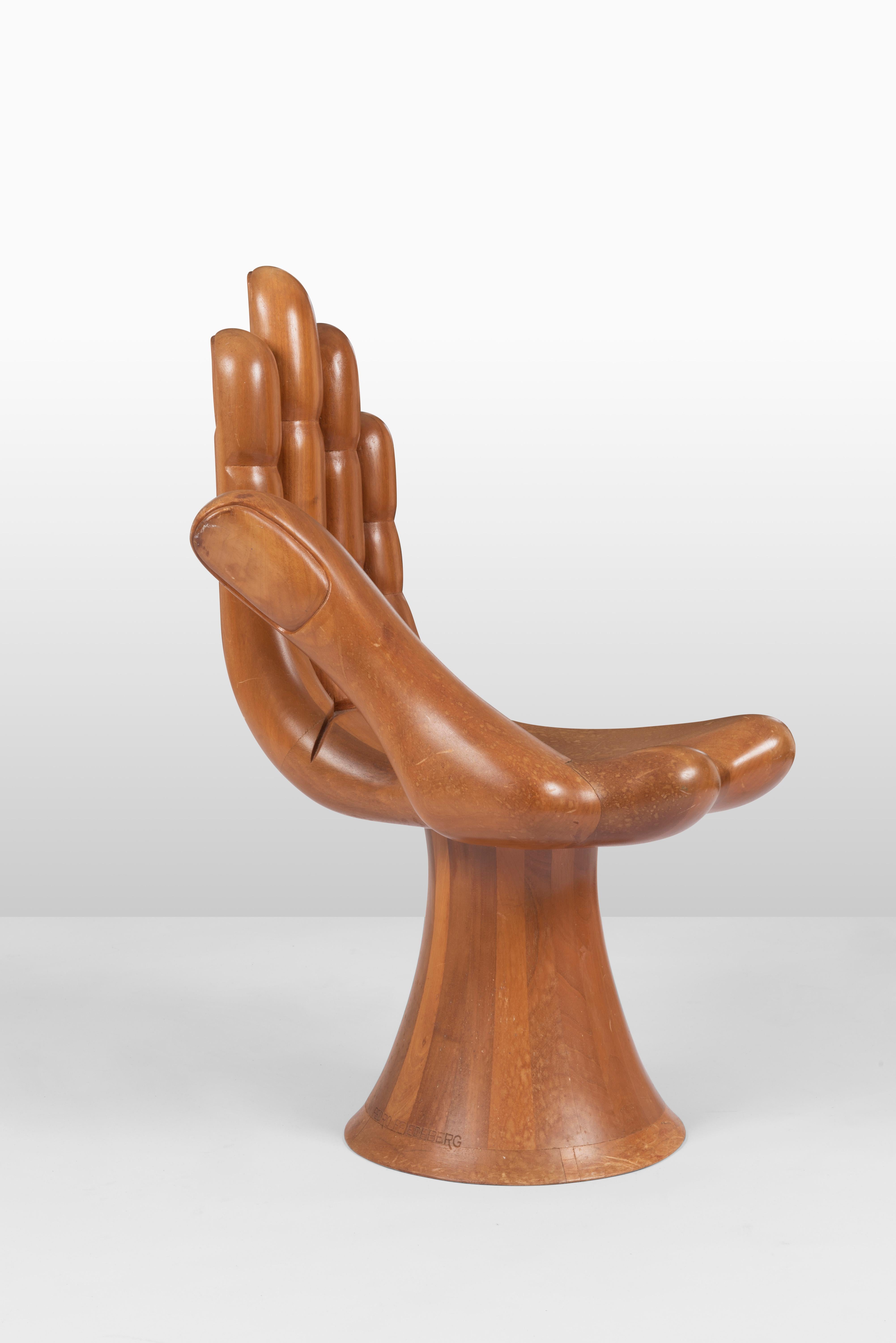 Cette magnifique chaise à main brun doré de Pedro Friedeberg a été commandée dans les années 1960 et est fabriquée en acajou massif du Honduras. En 1961, alors que Pedro travaillait avec l'artiste Mathias Goeritz, ce dernier collaborait avec un
