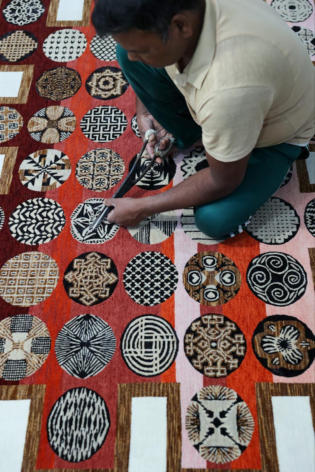 Pedro Friedeberg est un artiste mexicain légendaire connu pour ses créations fantastiques et surréalistes qui mêlent architecture, design et motifs complexes. Son œuvre la plus emblématique, la Hand Chair, est un symbole de son approche fantaisiste