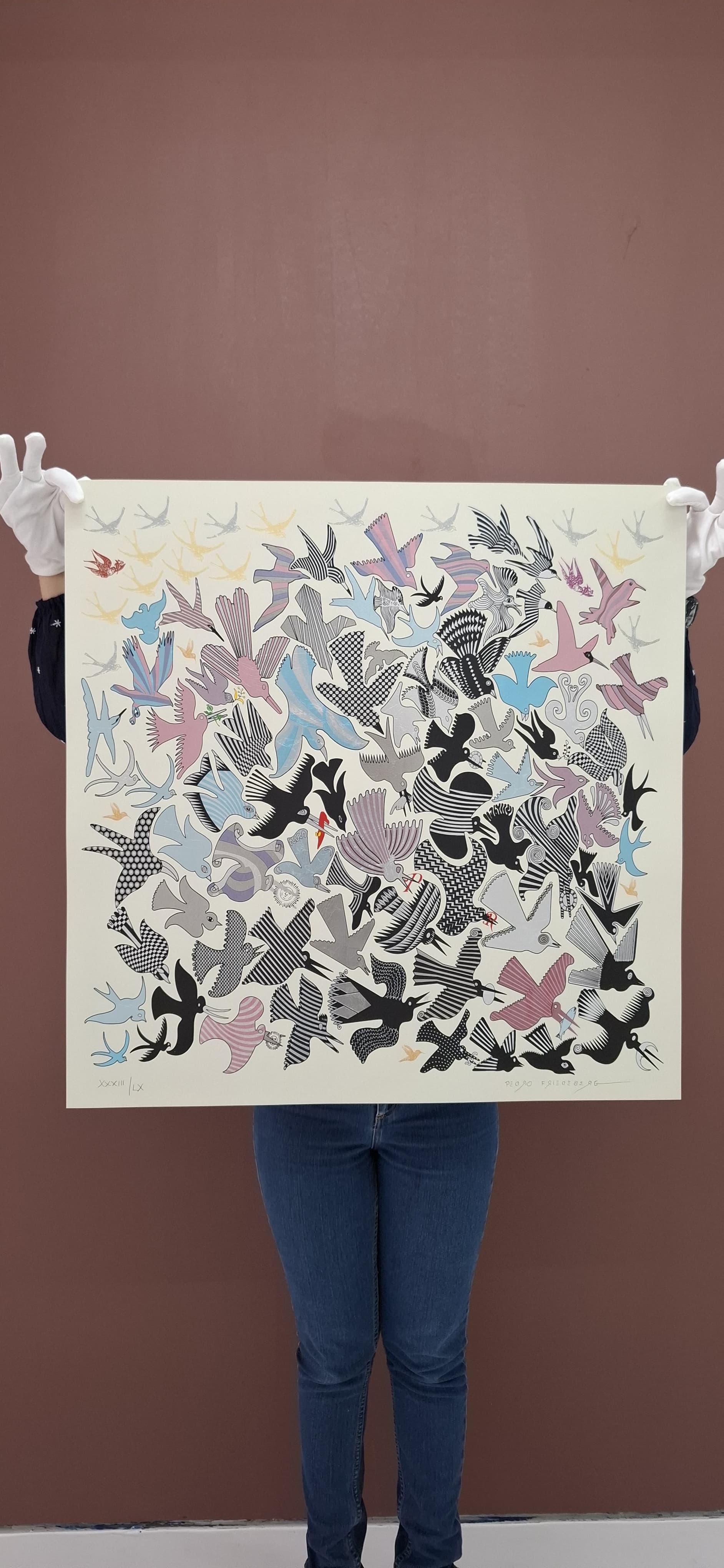 Las obras del maestro Pedro Friedeberg nos transportan a un universo en el que los pájaros sirven de metáfora de la libertad y la trascendencia. Sobre un fondo ligero y profundo, los pájaros se elevan en tonos metálicos -plata, rosa, beige, blanco y