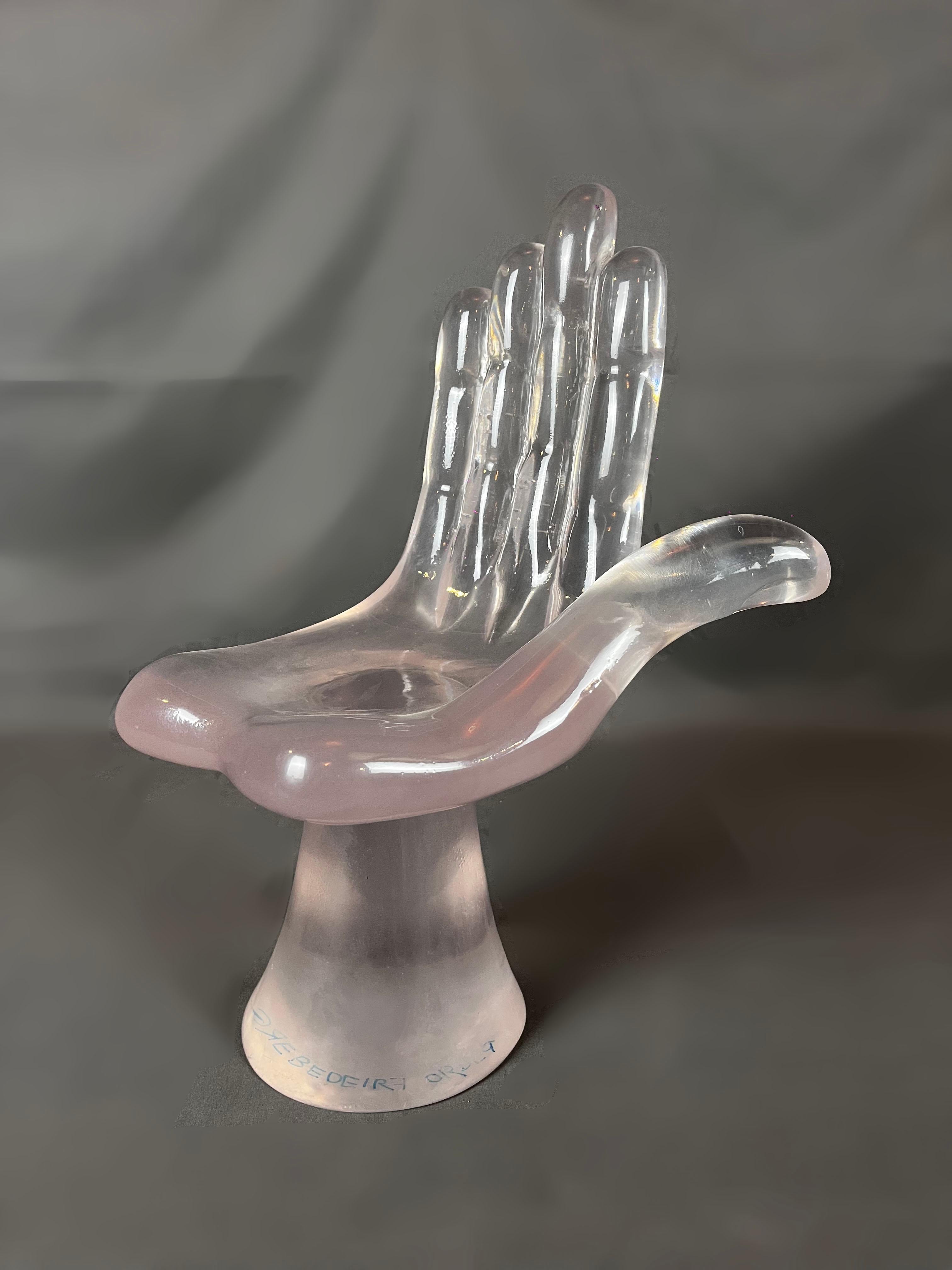 Una scultura a forma di campana in resina realizzata dall'artista e designer messicano Pedro Friedeberg. La resina della scultura mostra un leggero bagliore rosato al suo interno. Il pezzo è firmato sulla base.

Pedro Friedeberg è un artista e