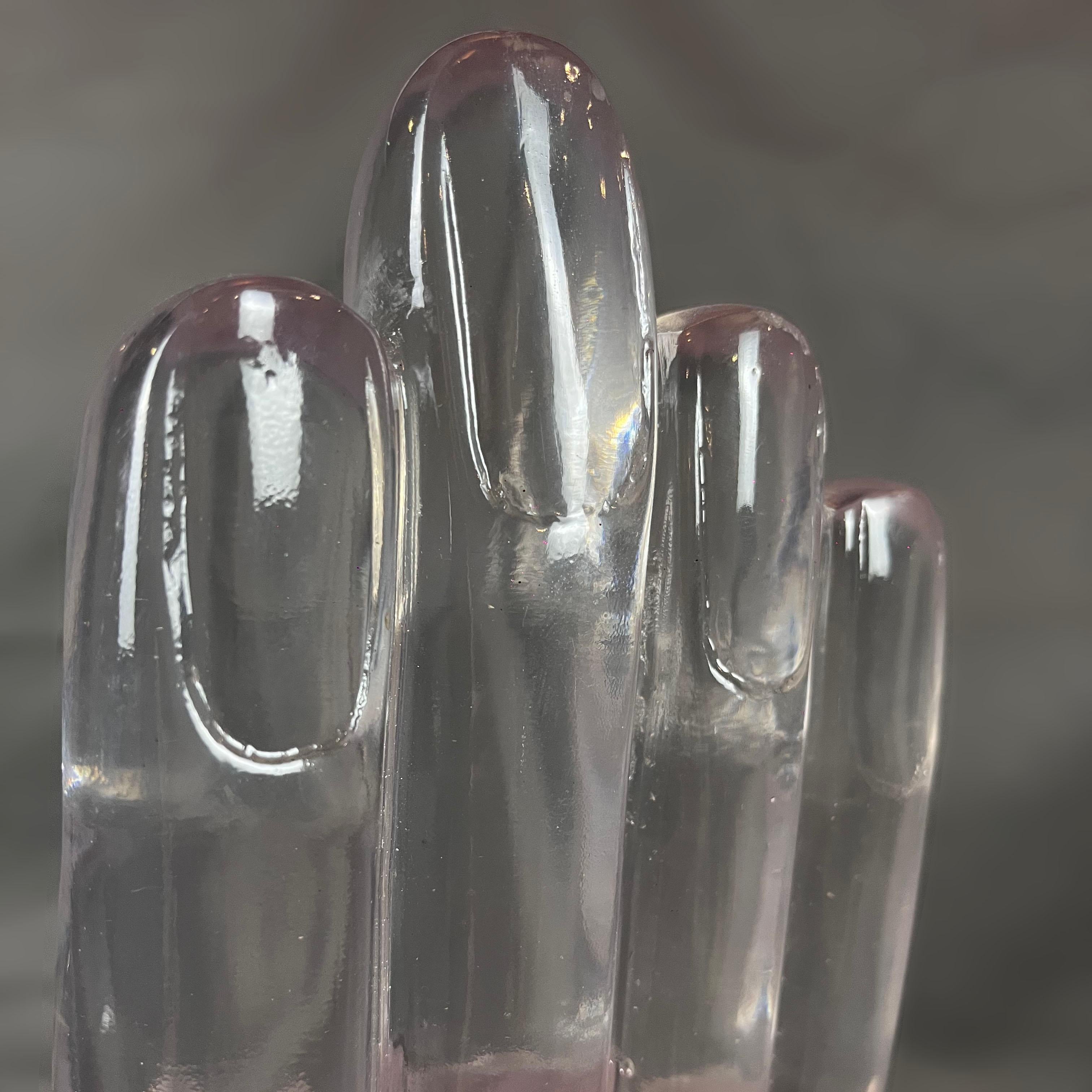 Mano in resina di Pedro Friedeberg - Scultura di campane in vendita 1