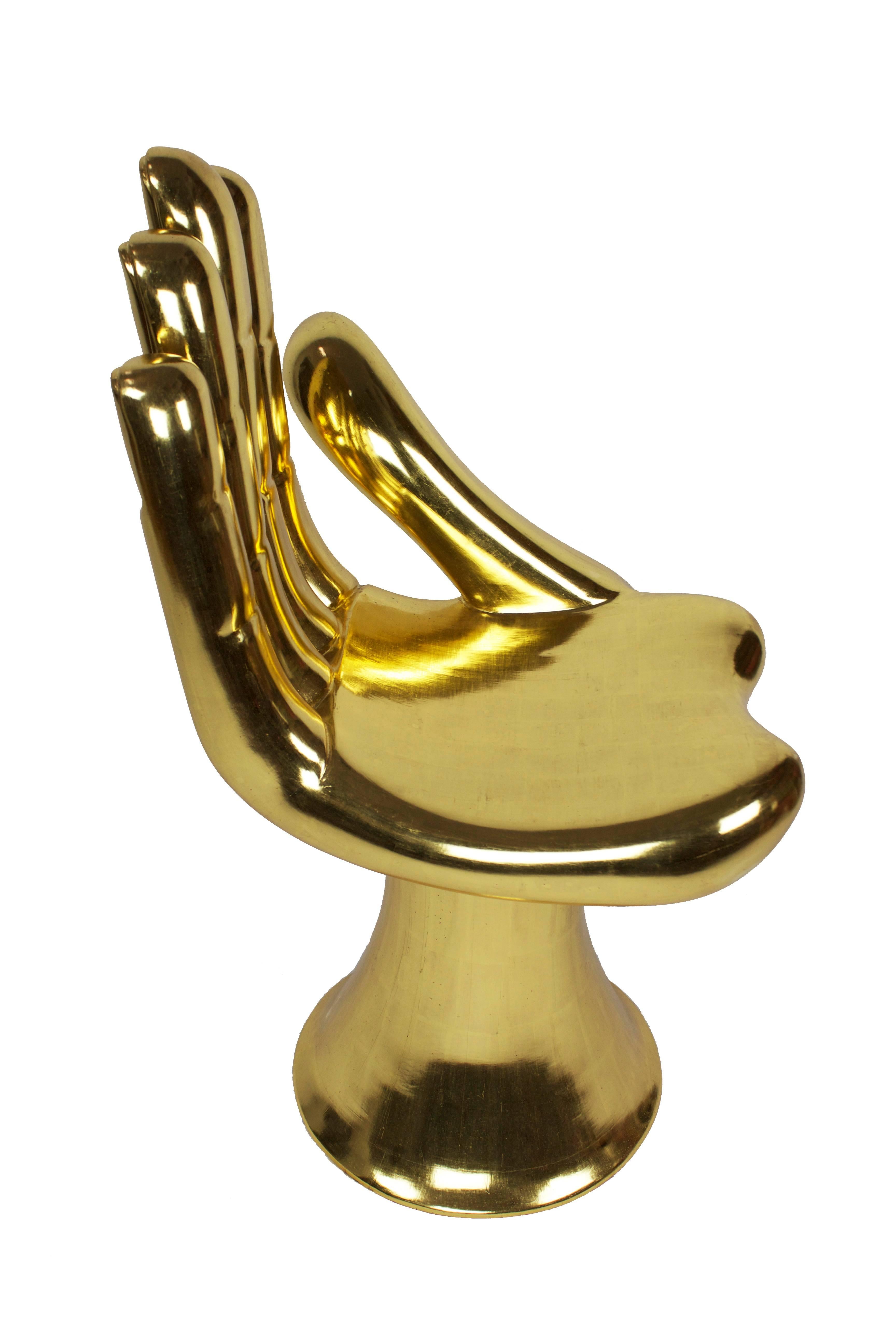 Pedro Friedeberg 
Gold Hand Chair.
Blattgold über Holz.
Signiert im Inneren des Sockels.
Enthält ein vom Künstler unterzeichnetes Echtheitszertifikat.

Erhältlich als Teil eines passenden Sets.
