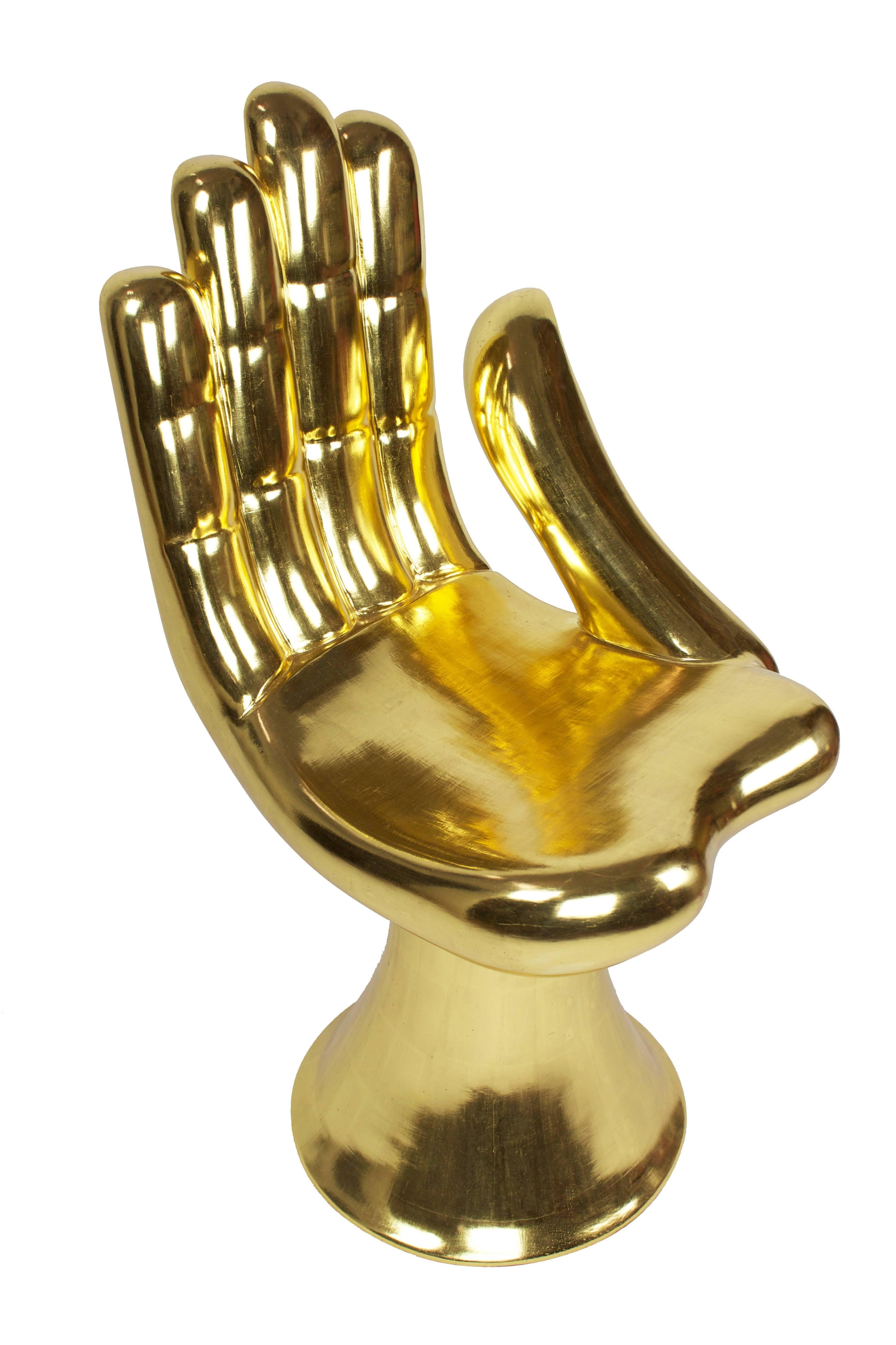 Pedro Friedeberg Figurative Sculpture – Goldgold-Handstuhl