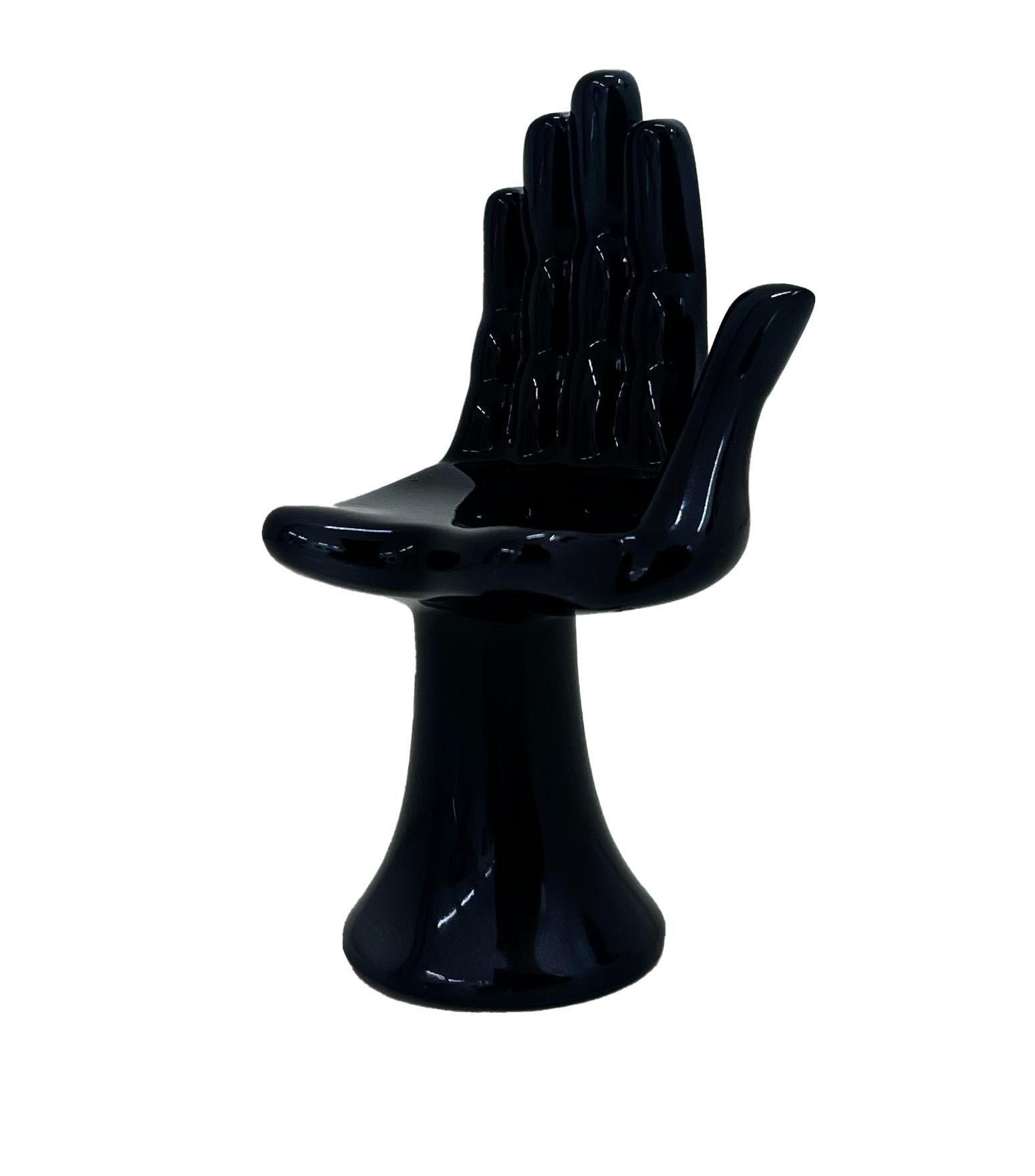 „Mano“ – Mini-Version des Handstuhls von Friedeberg, Skulptur, farbig, schwarz