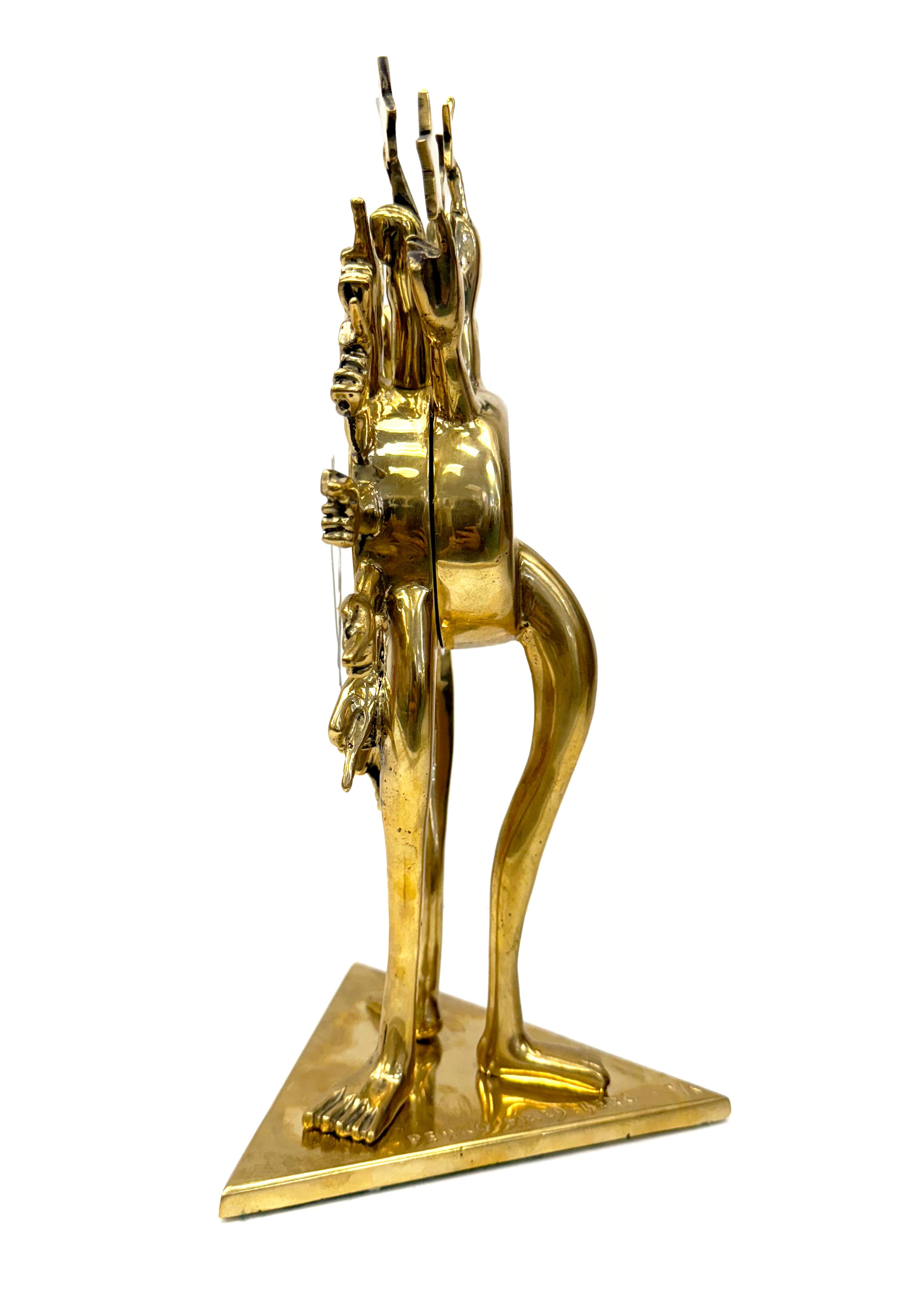 Reloj Astrológico (rara escultura de bronce firmada) - Sculpture de Pedro Friedeberg