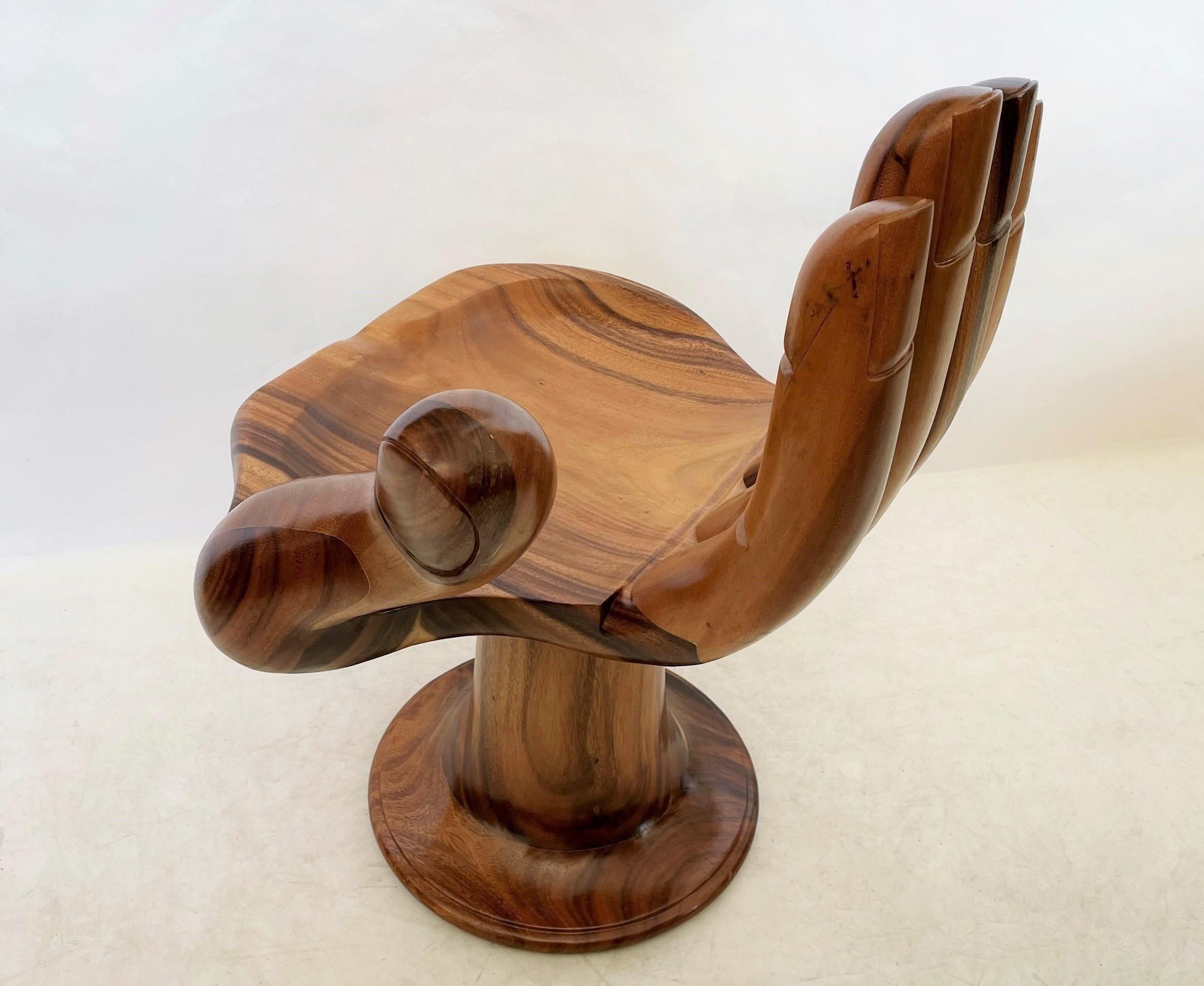Cette chaise à main de style moderne surréaliste est inspirée du design original de Pedro Friedeberg. Friedeberg est un designer connu pour son travail surréaliste rempli de couleurs de ligne et de symboles anciens et religieux. Sa pièce la plus