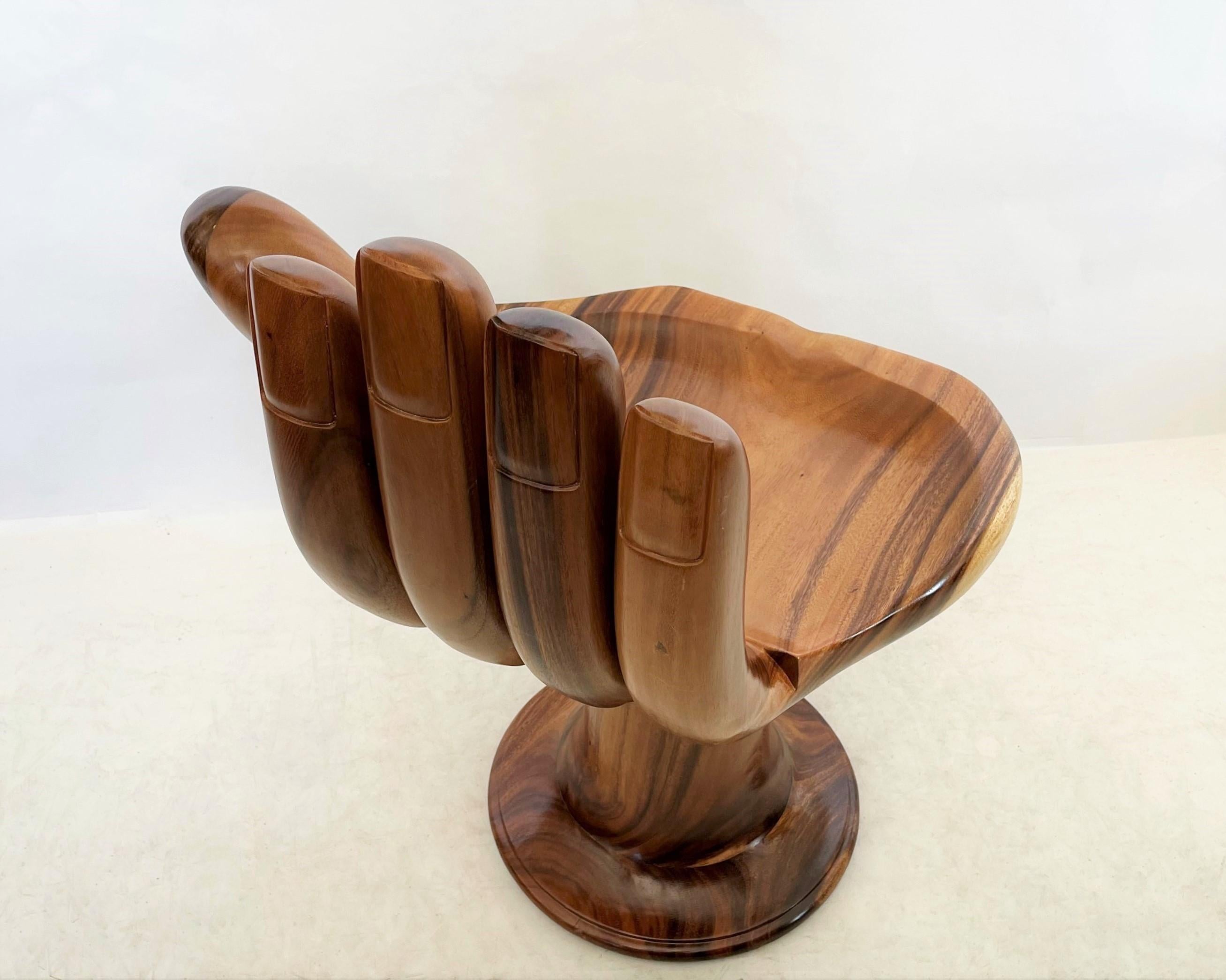 Sculpté Chaise sculptée à la main de style Pedro Friedeberg en vente