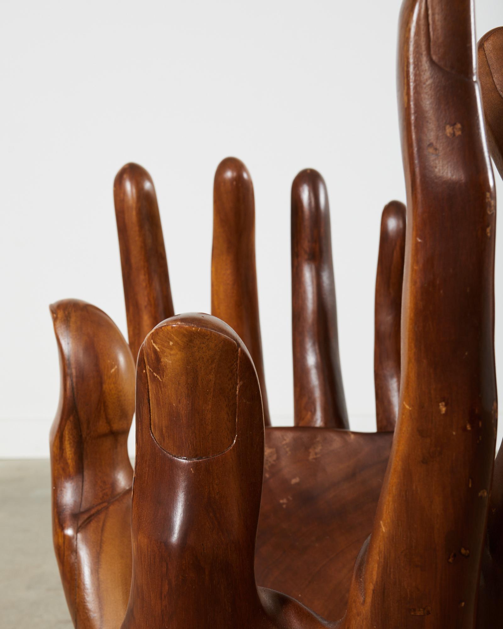 Pedro Friedeberg-Stil, zwei Hände geschnitzter Getränketisch aus Nussbaumholz im Angebot 9