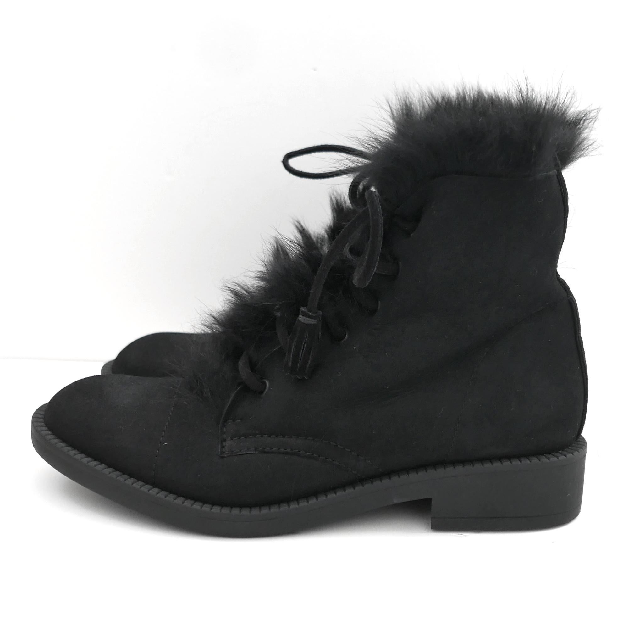 Frescos y cómodos botines con cordones forrados de piel de cordero de Pedro García. Comprada por 425 £ y usada una vez. Están hechos de suave ante negro forrado de piel de oveja, tienen cordones de piel con borlas y suela de goma resistente. Talla