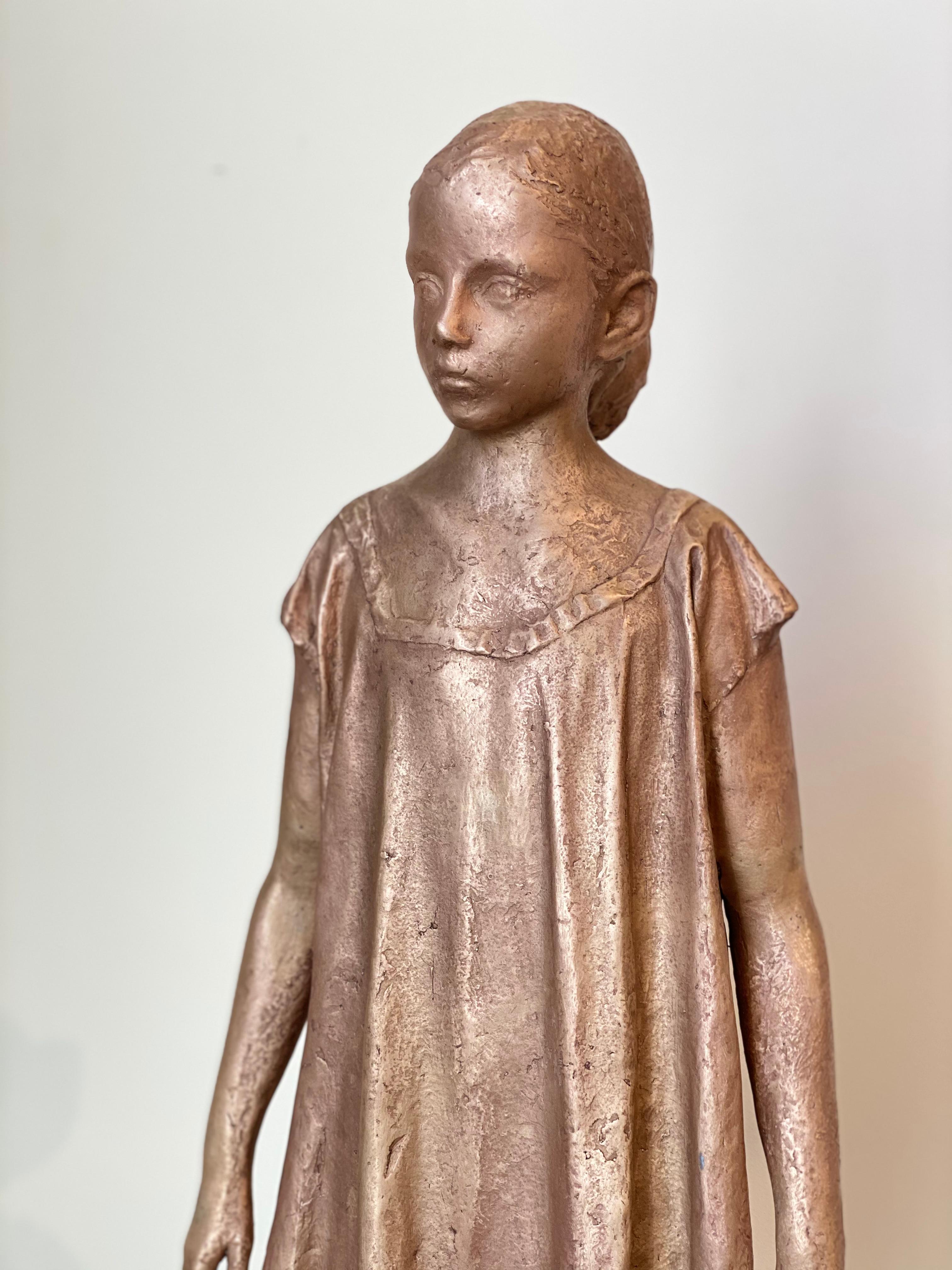 Jeune fille en train de marcher - Sculpture en bronze du 21e siècle d'une jeune fille en robe en train de marcher. - Or Figurative Sculpture par Pedro Quesada Sierra