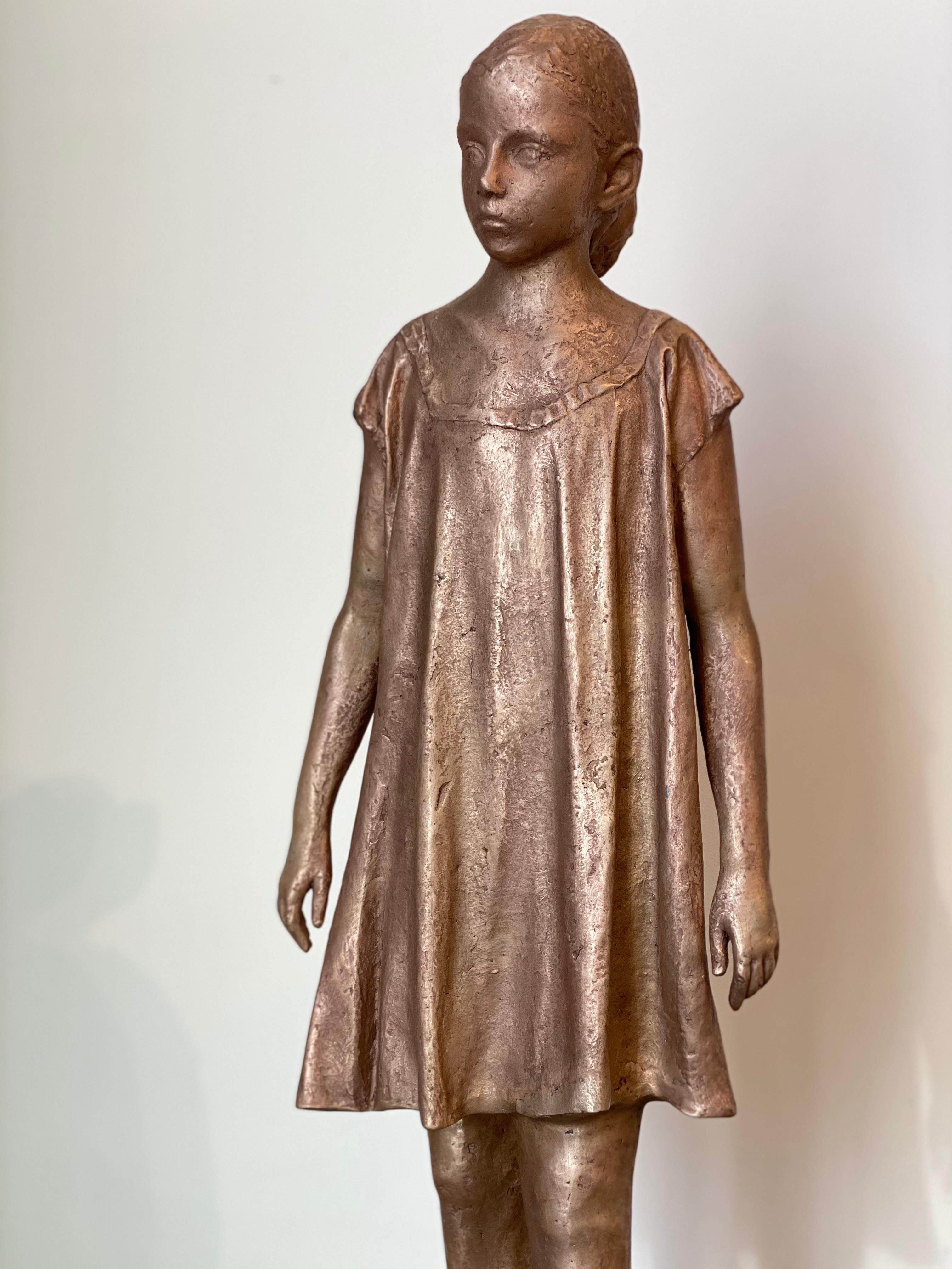 Girl, Walking- Bronzeskulptur eines jungen Mädchens in einem Kleid, 21. Jahrhundert. (Zeitgenössisch), Sculpture, von Pedro Quesada Sierra