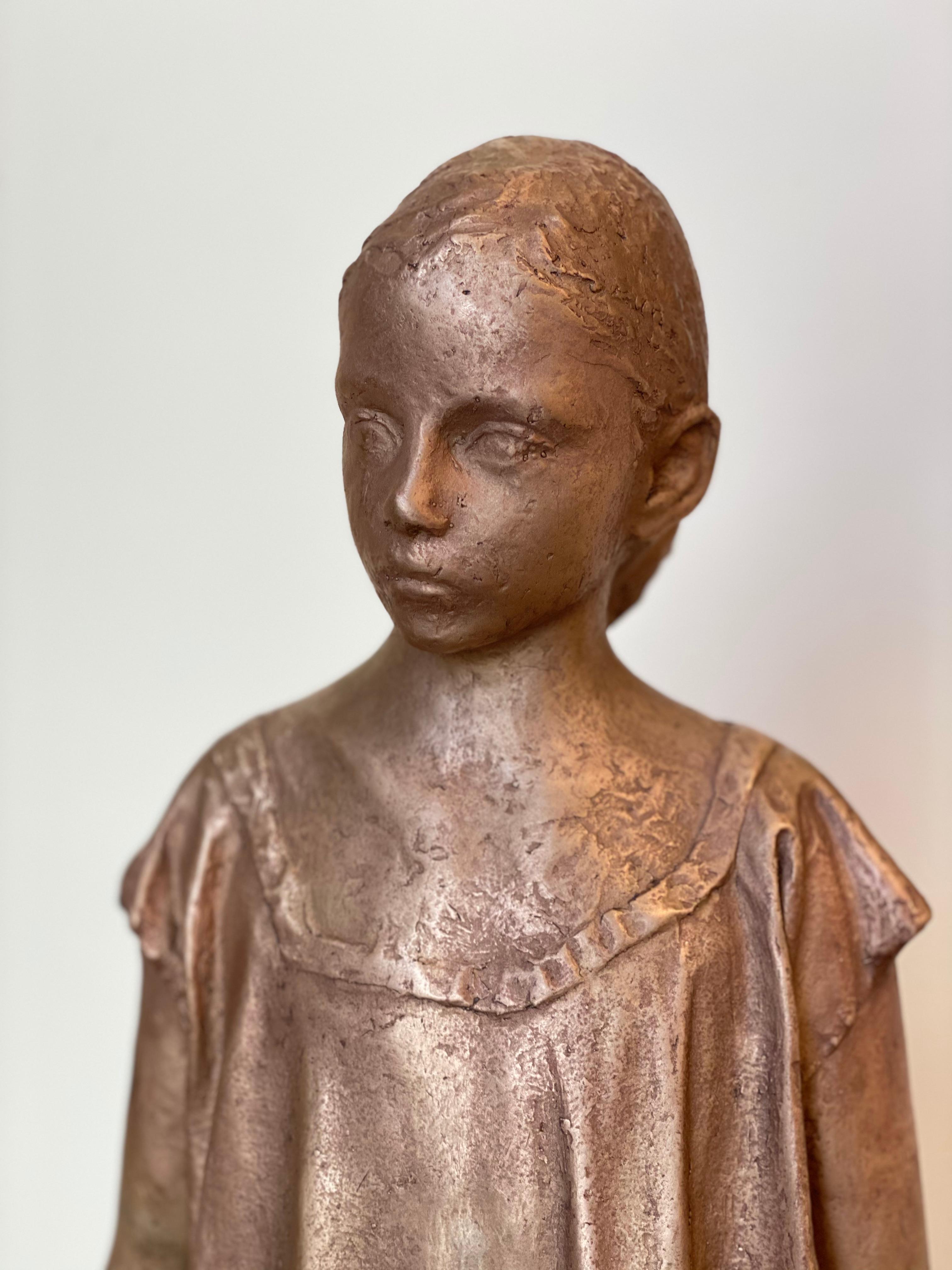 Jeune fille en train de marcher - Sculpture en bronze du 21e siècle d'une jeune fille en robe en train de marcher. en vente 1