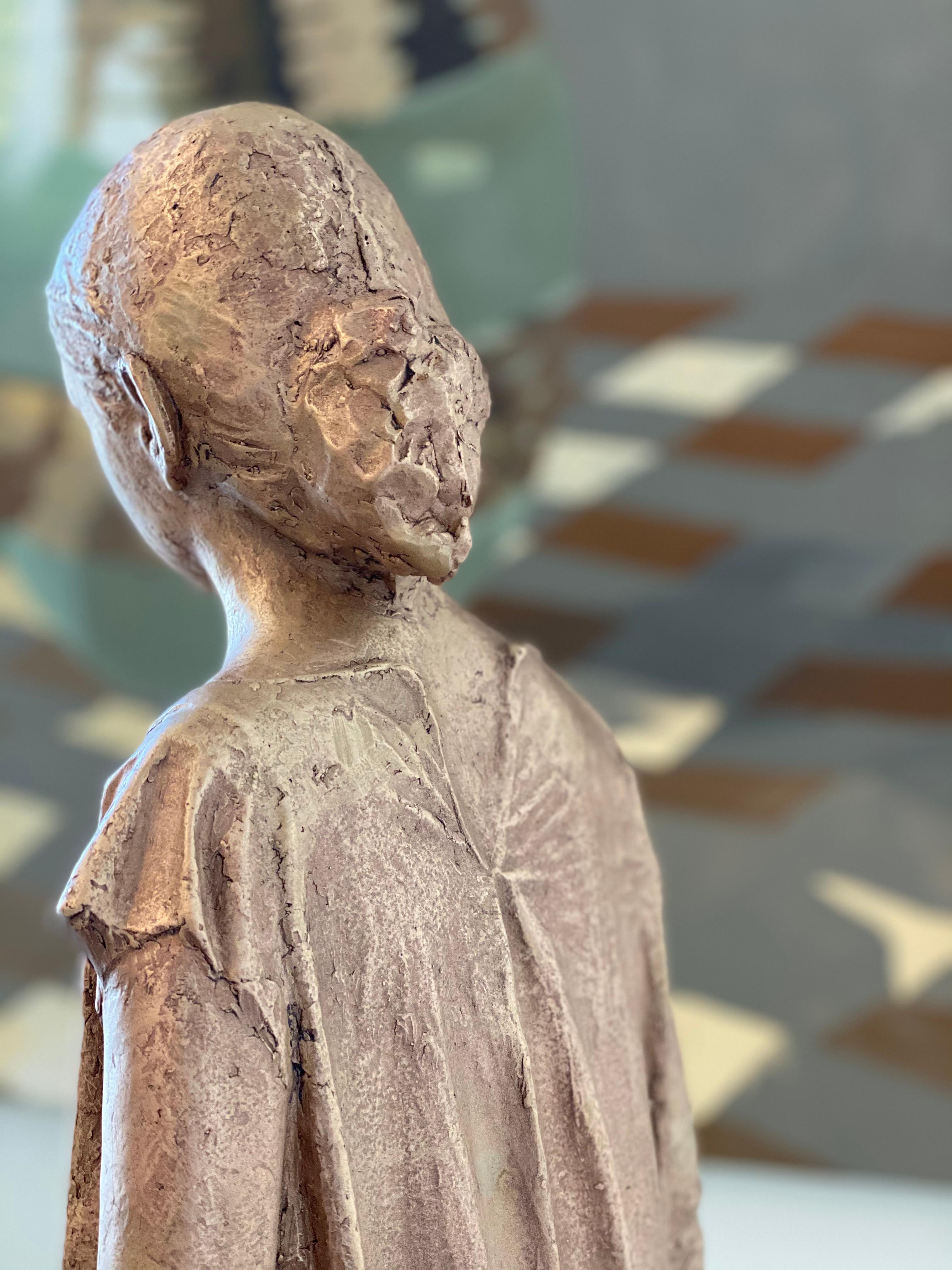 Girl, Walking- Bronzeskulptur eines jungen Mädchens in einem Kleid, 21. Jahrhundert. im Angebot 1