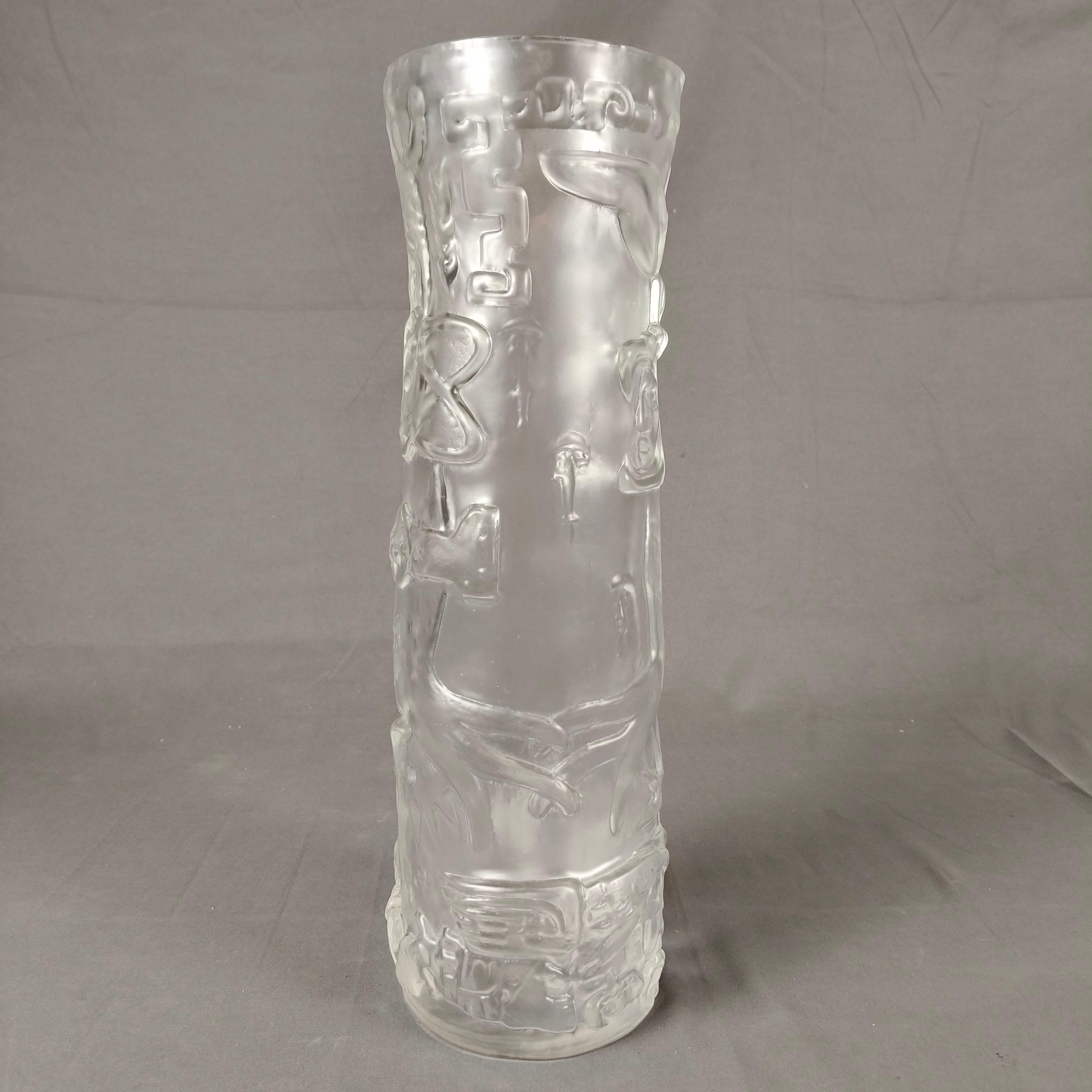 Eine seltene Riedel-Glasvase aus den 1970er Jahren von dem Architekten Pedro Ramírez Vázquez und den Brüdern Chávez Morado, dem Maler José und dem Bildhauer Tomás. Die Vase ist die Darstellung des 