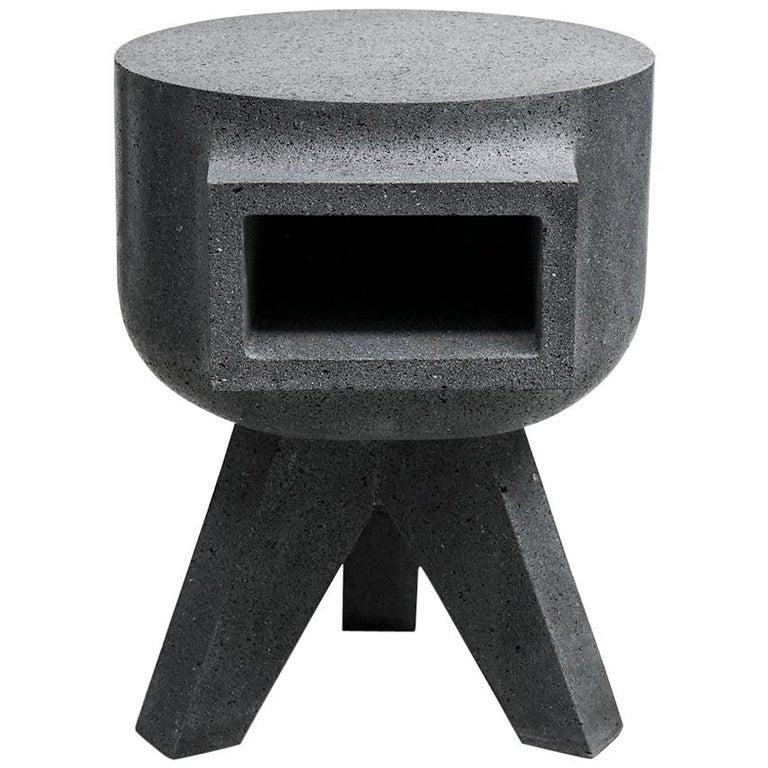 Pierre Table tripode design contemporaine Pedro Reyes en pierre volcanique noire Mexique 2018