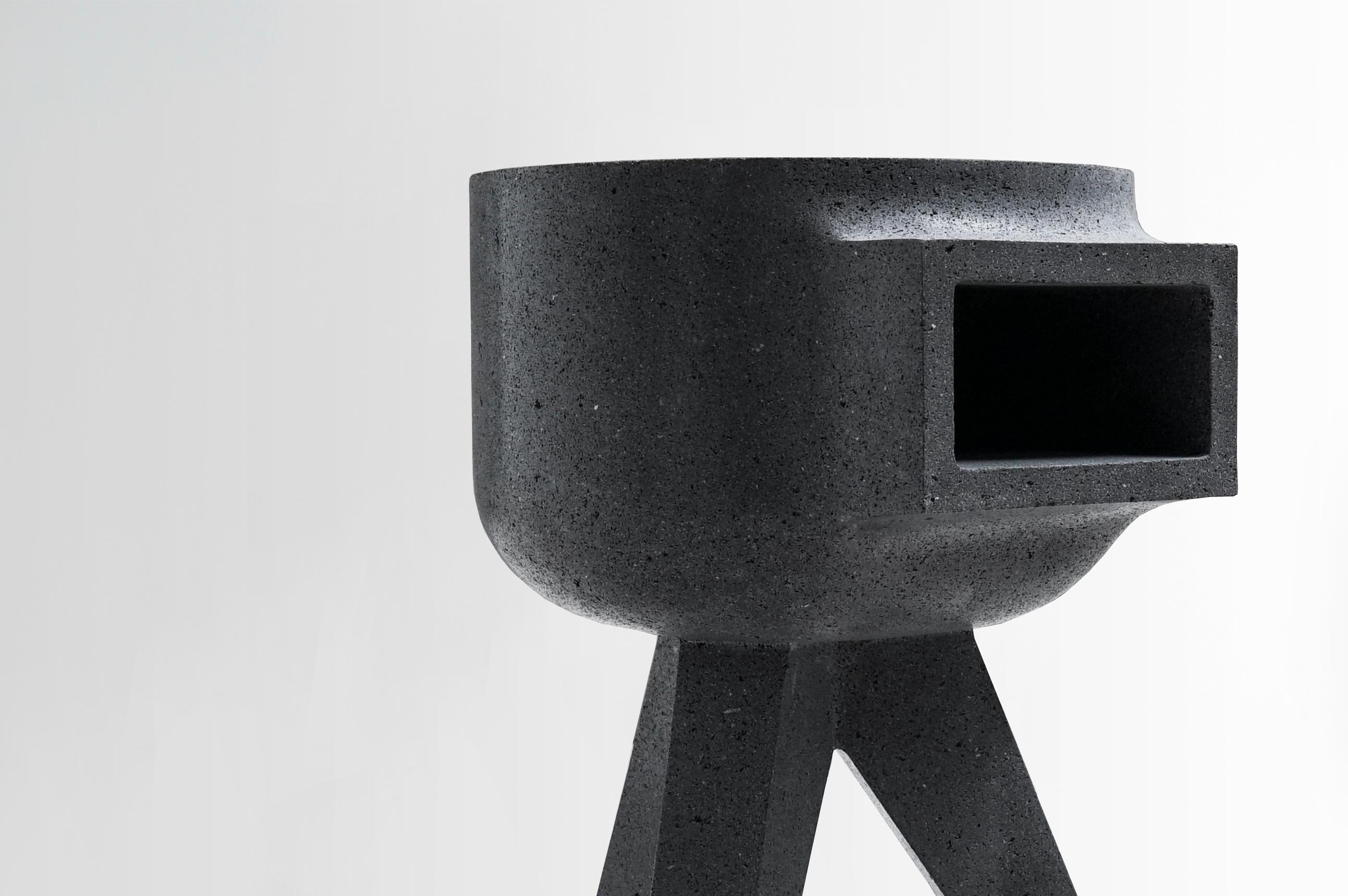 Table tripode design contemporaine Pedro Reyes en pierre volcanique noire Mexique 2018 Excellent état à Barcelona, ES