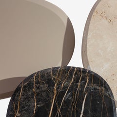 Tavolino rosso Peeble S con piano in marmo