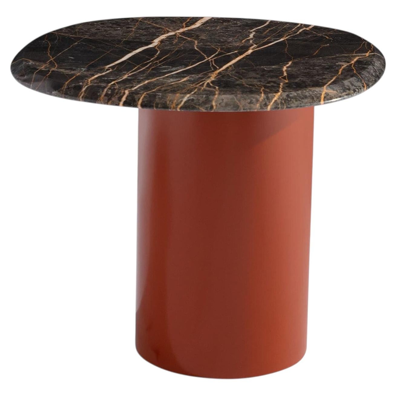 Tavolino rosso Peeble S con piano in marmo in vendita