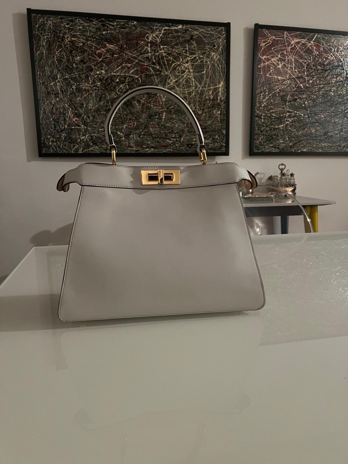 Light dove gray peekaboo bag in calfskin, like new with dust and box. Year 2023
Height 25.5 cm
Depth 13 cm
Width 33.5 cm
Weight 1.2 kg
Shoulder strap length min 96 cm
Max shoulder strap length 111 cm