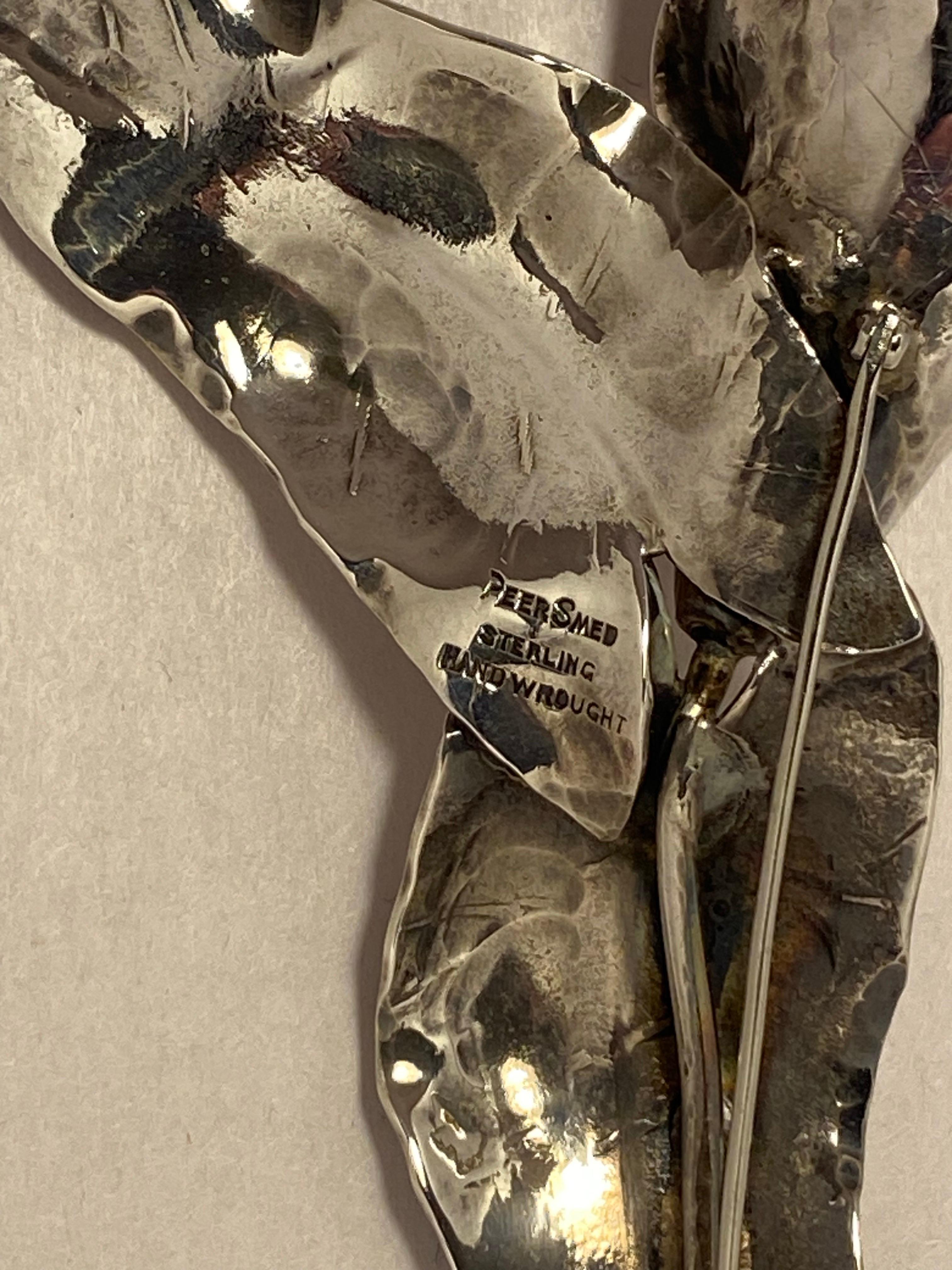 Una spilla/spilletta in argento massiccio e di dimensioni impressionanti, realizzata dal famoso argentiere Peer Smed. Questa spilla è interamente lavorata a mano e presenta tutti i segni distintivi del miglior lavoro di Smed. Un design naturalistico