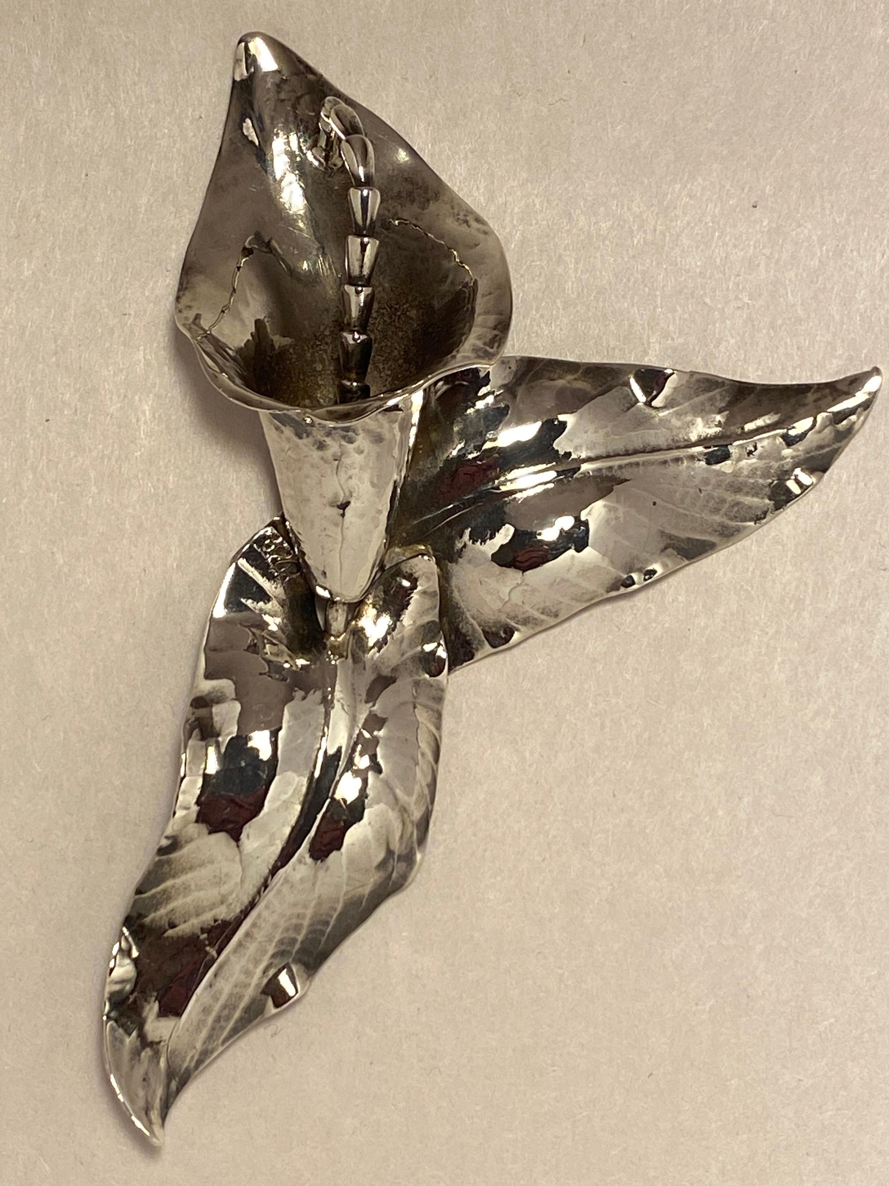 Inizio XX secolo Peer Smed Spilla a forma di giglio di Calla in argento Sterling Periodo Arte e Artigianato in vendita