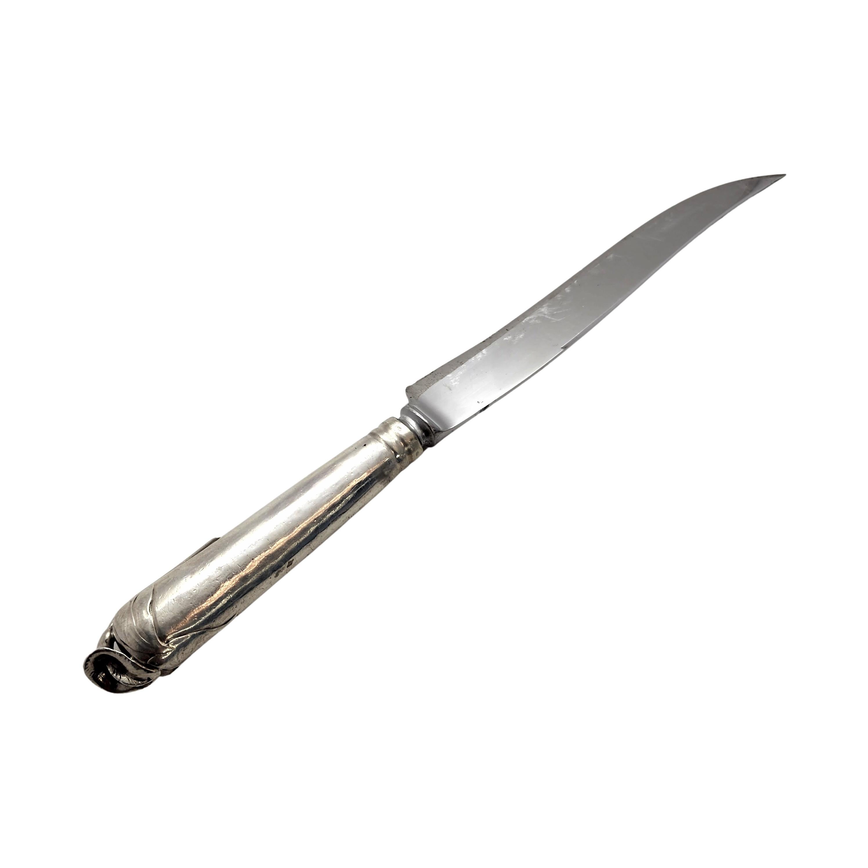 Sterling silver lily handle stainless blade knife by Peer Smed.

Sterling silver tapering handle with applied lily and chased leaf at top. Sharp pointed stainless steel blade.

Measures approx 13 1/2
