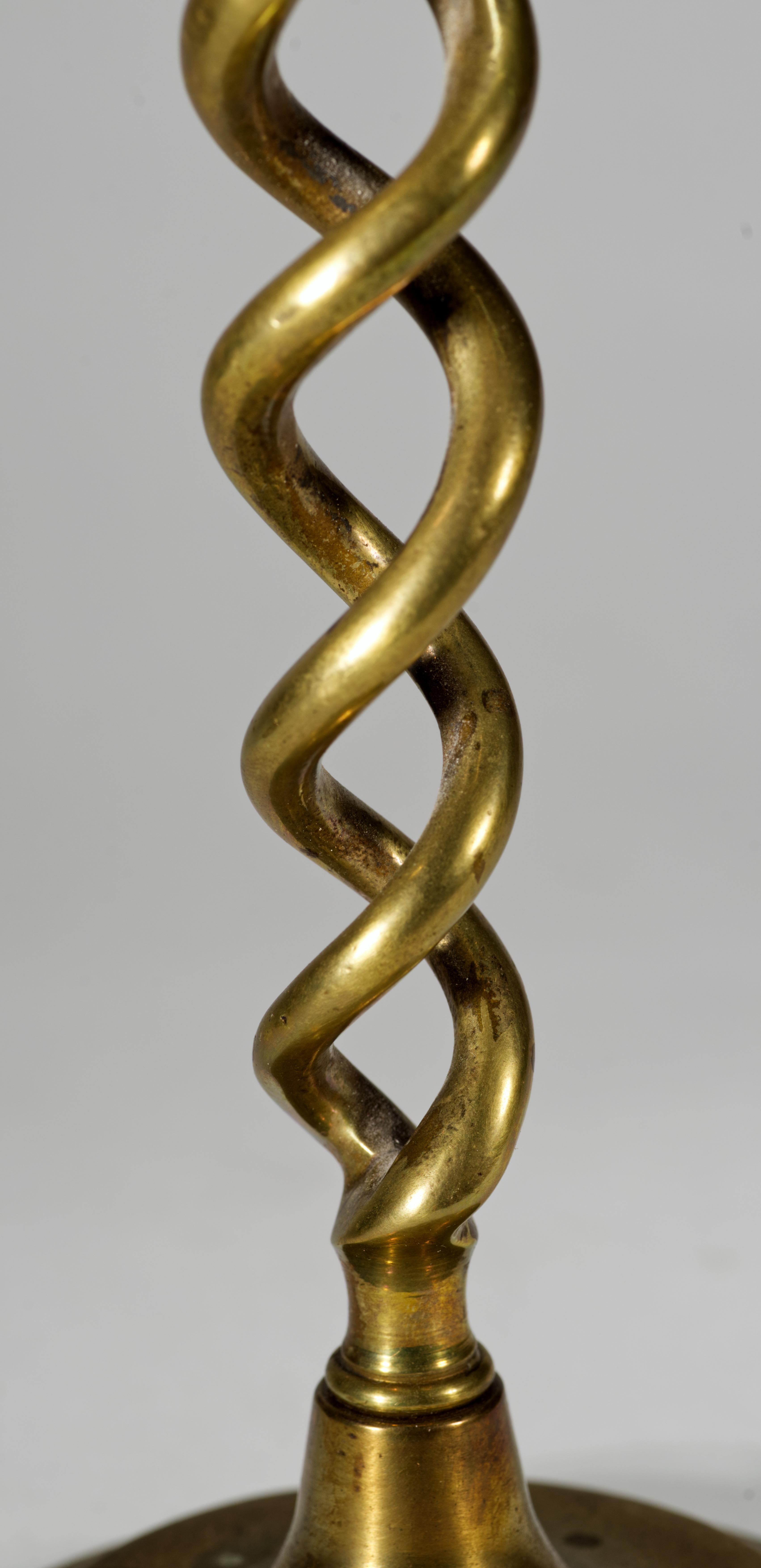 Coppia di candelieri d'ottone d'epoca Peerage Barley Twist, Inghilterra anni '20-'30 in vendita 2