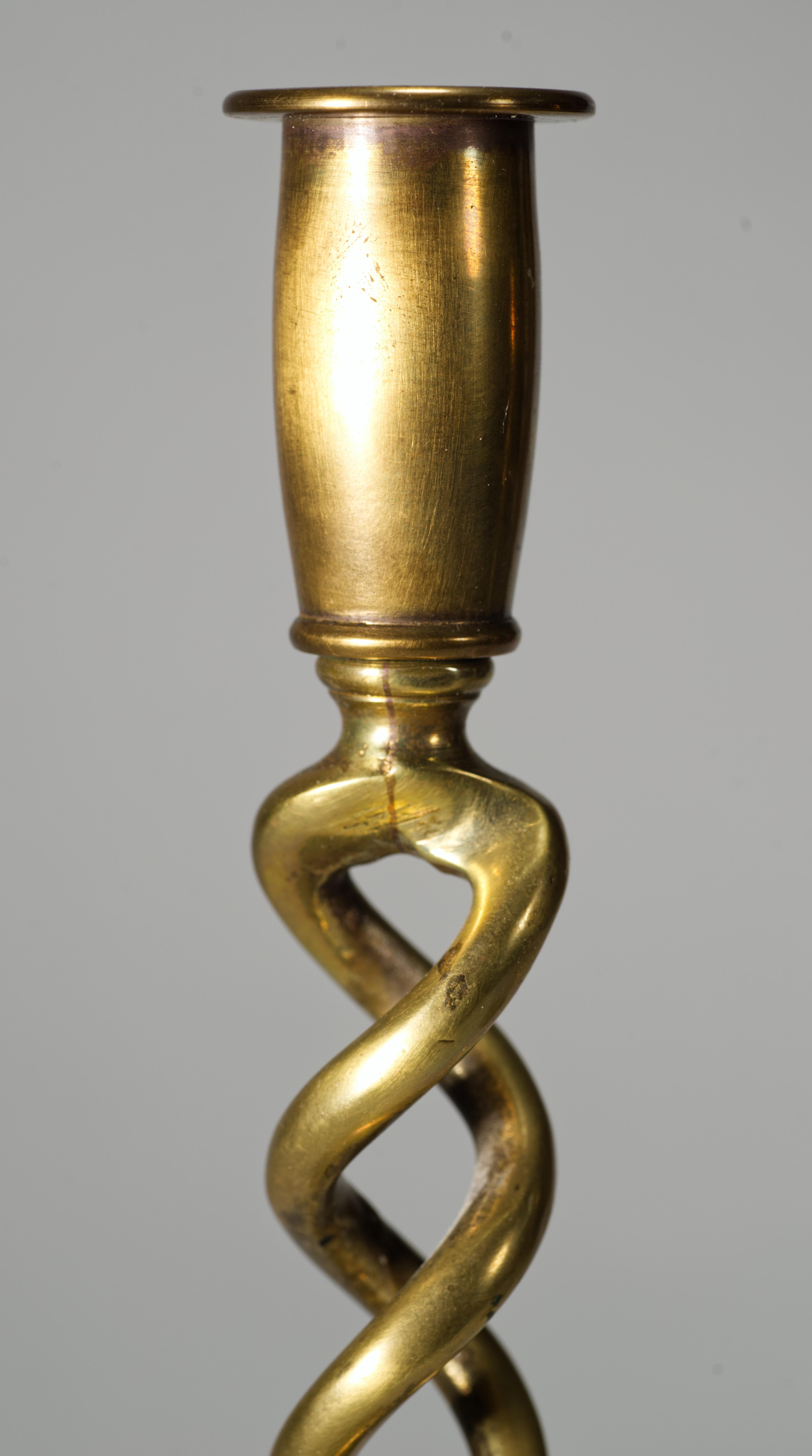 Coppia di candelieri d'ottone d'epoca Peerage Barley Twist, Inghilterra anni '20-'30 in vendita 3
