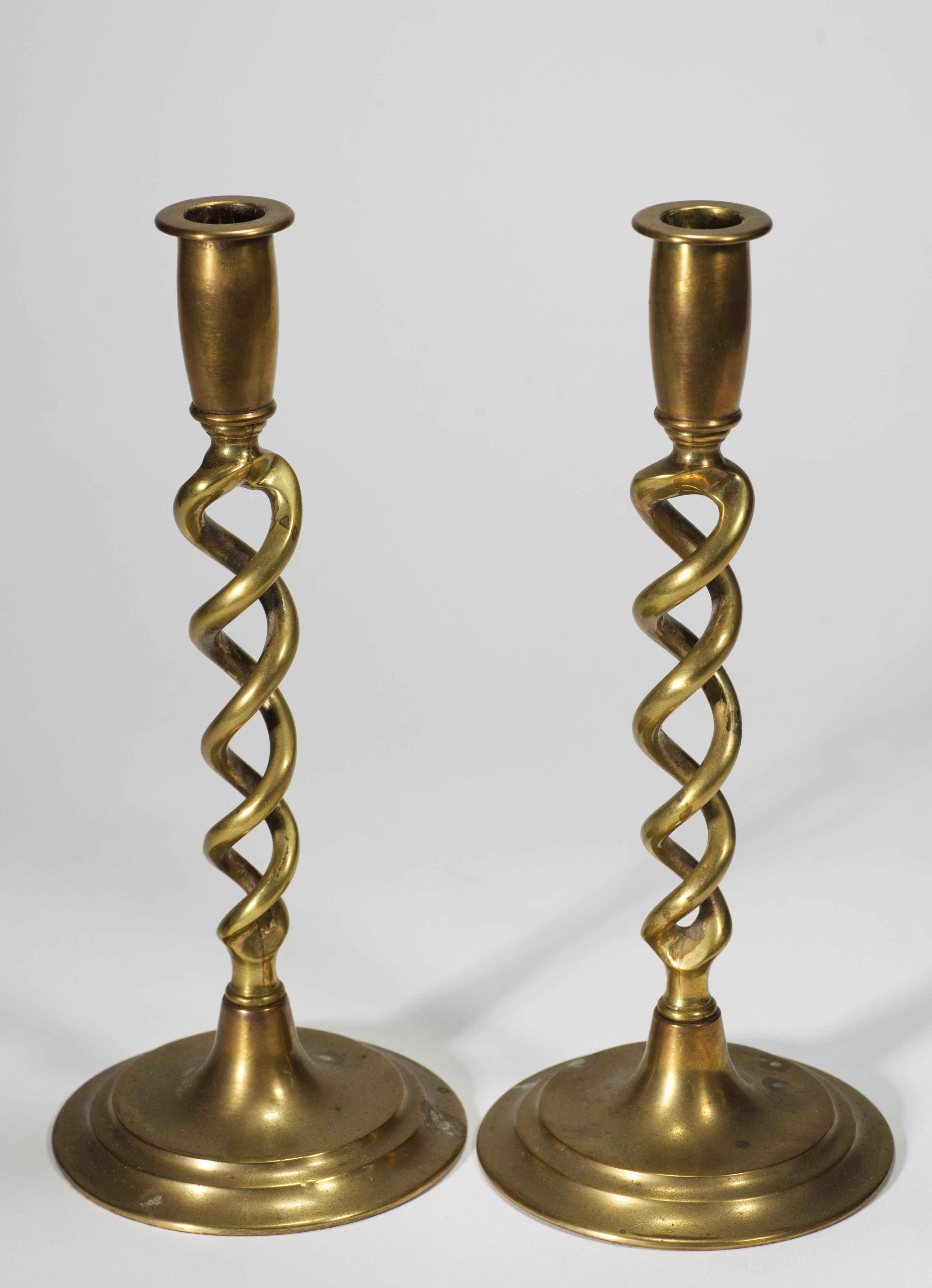 Neocoloniale Coppia di candelieri d'ottone d'epoca Peerage Barley Twist, Inghilterra anni '20-'30 in vendita