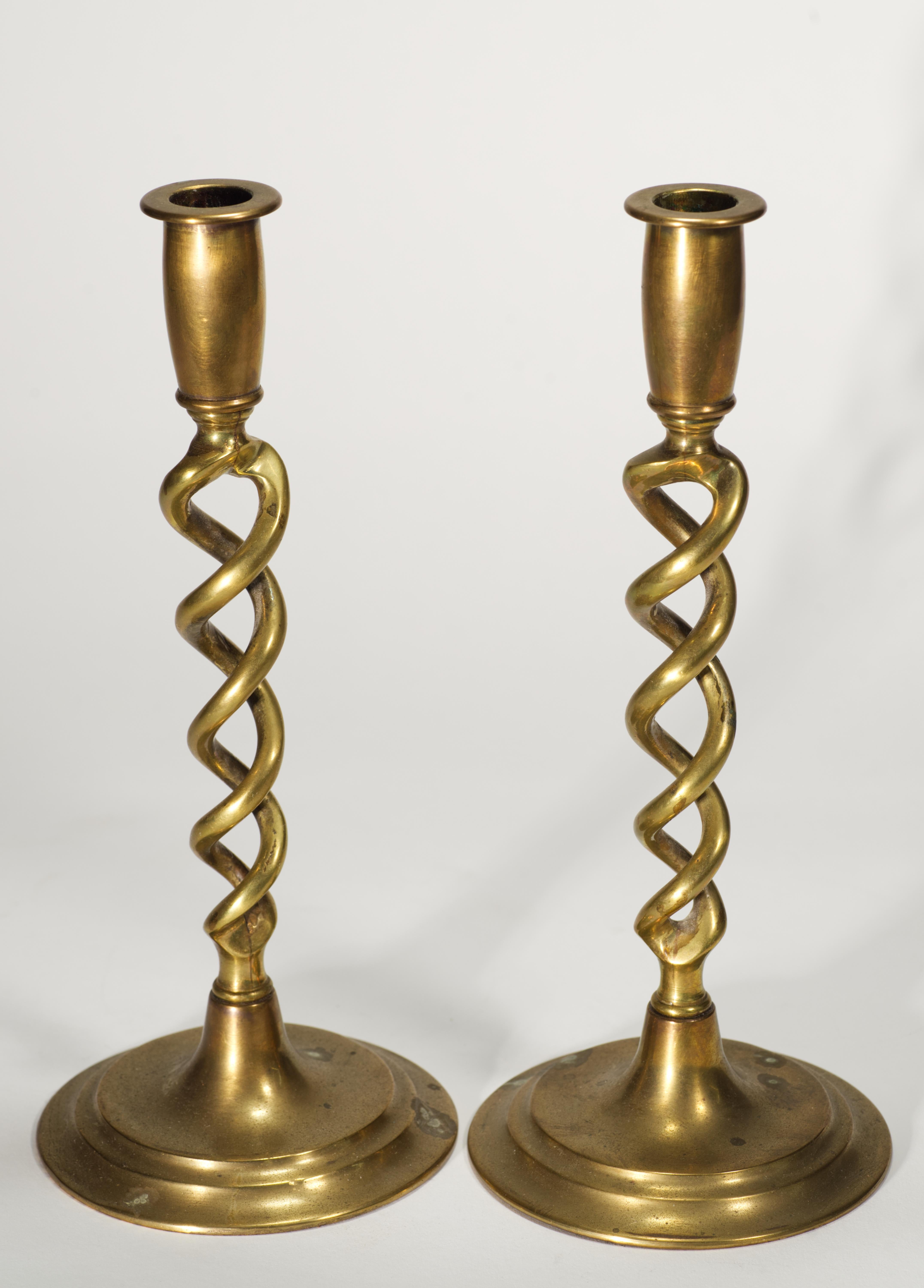 Inglese Coppia di candelieri d'ottone d'epoca Peerage Barley Twist, Inghilterra anni '20-'30 in vendita