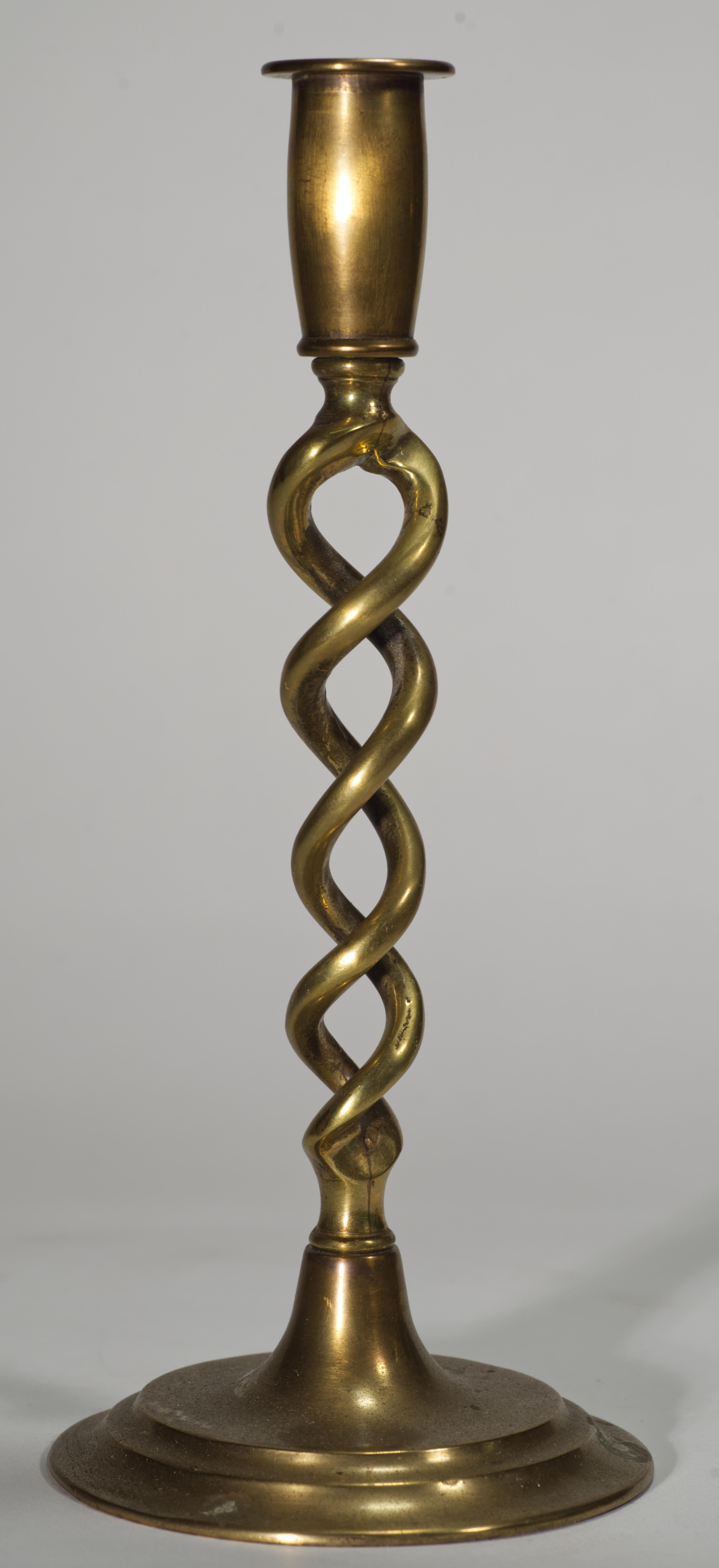 Calco Coppia di candelieri d'ottone d'epoca Peerage Barley Twist, Inghilterra anni '20-'30 in vendita