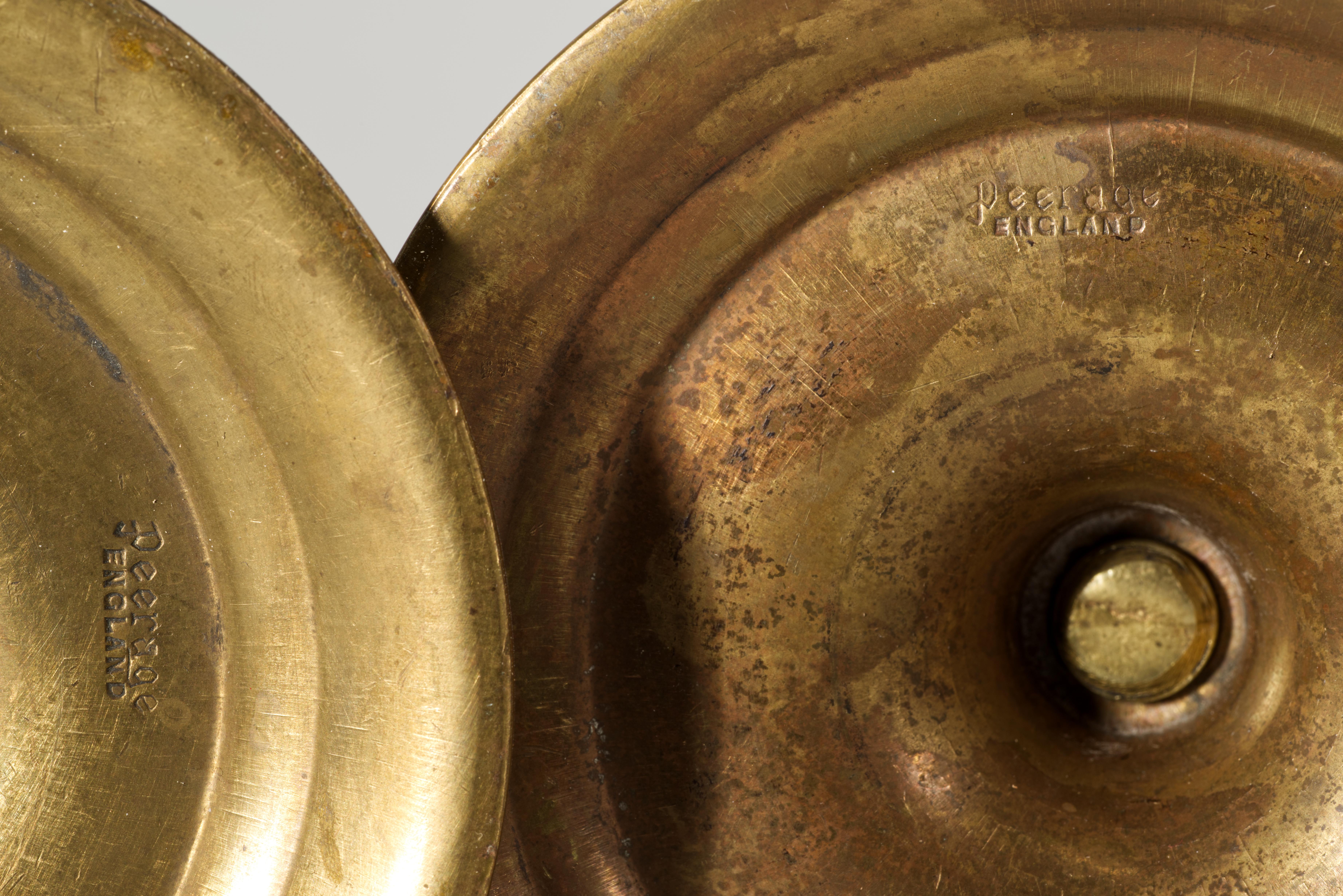 Ottone Coppia di candelieri d'ottone d'epoca Peerage Barley Twist, Inghilterra anni '20-'30 in vendita