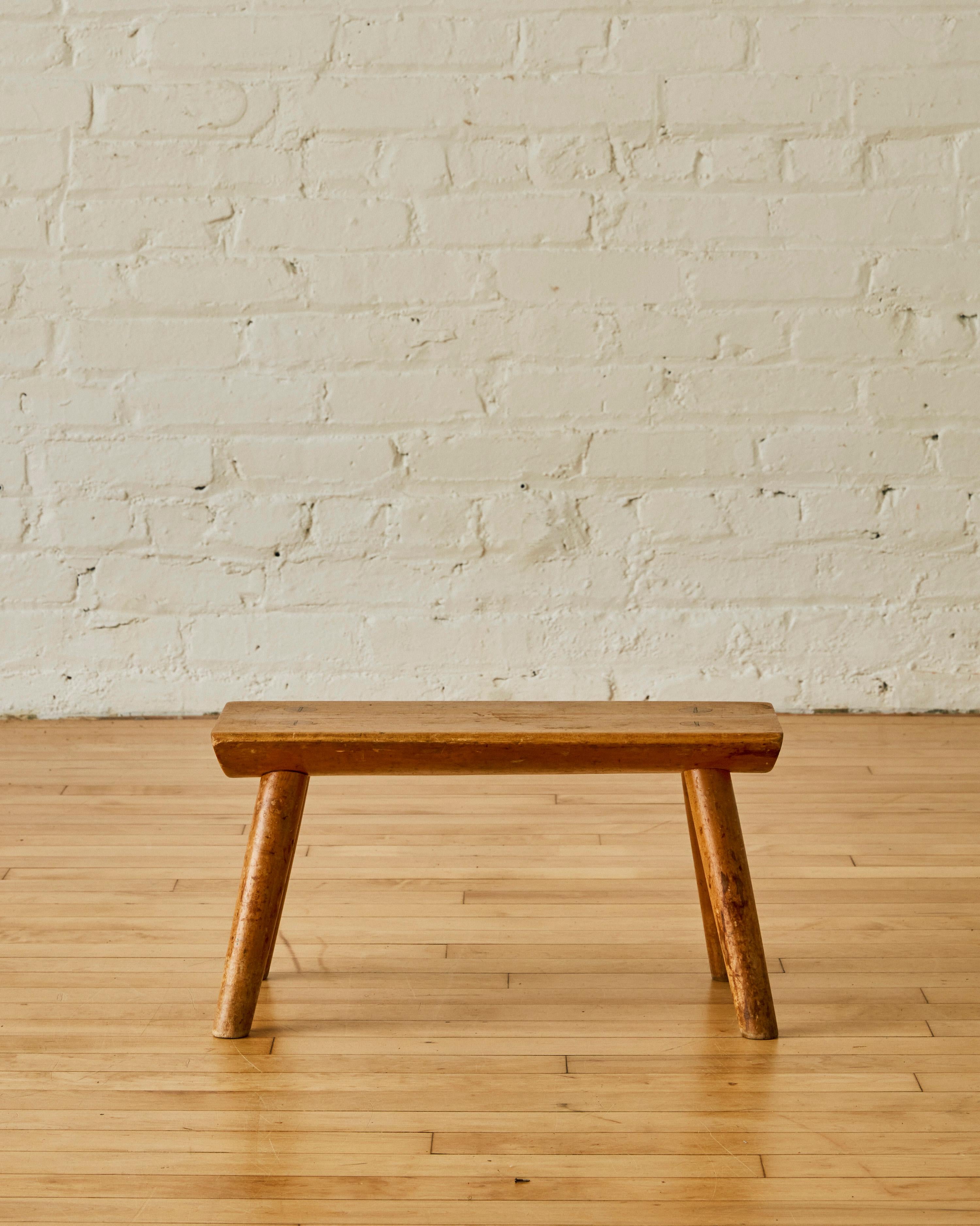 Tabouret de traite avec pieds à chevilles à tenons et mortaises. 

