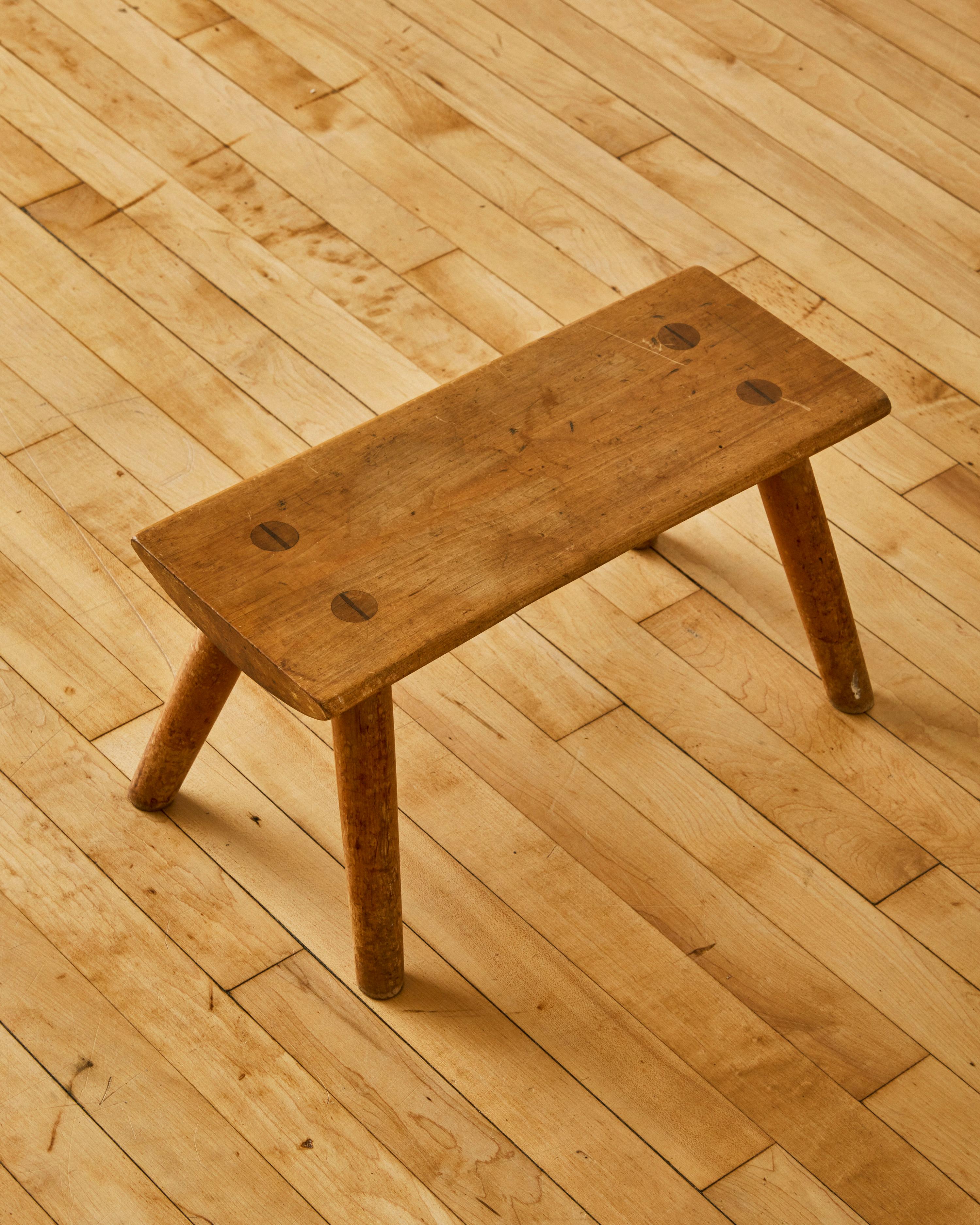 Peg Leg Milking Foot Stool In Good Condition For Sale In Long Island City, NY