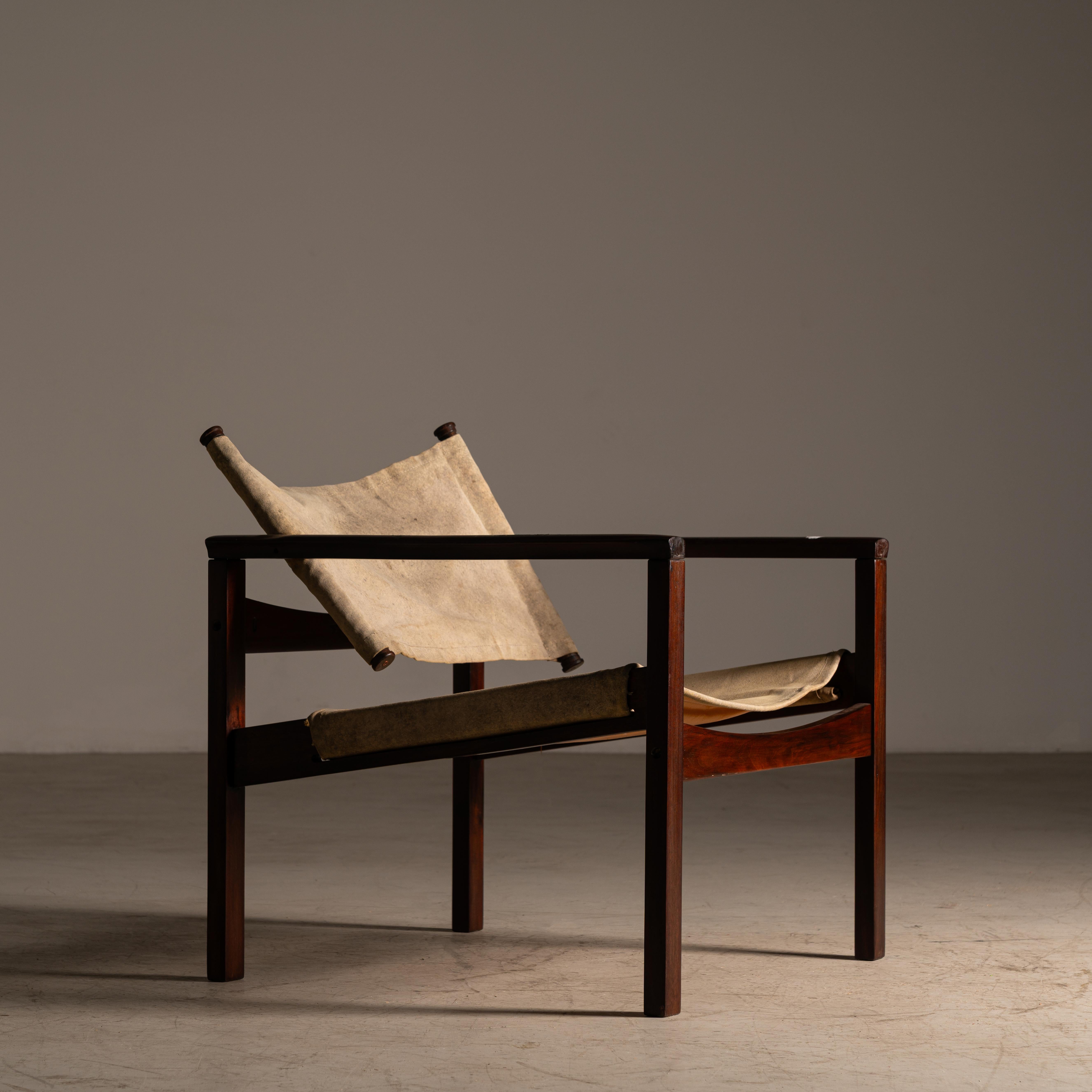 Der Loungesessel Peg-Lev von Michel Arnoult, eine Ikone des brasilianischen Mid-Century-Designs, verbindet einen massiven Holzrahmen mit einem entspannten Sling-Sitz und einer Rückenlehne aus Naturleder. Getreu Arnoults humanistischer Vision wurde