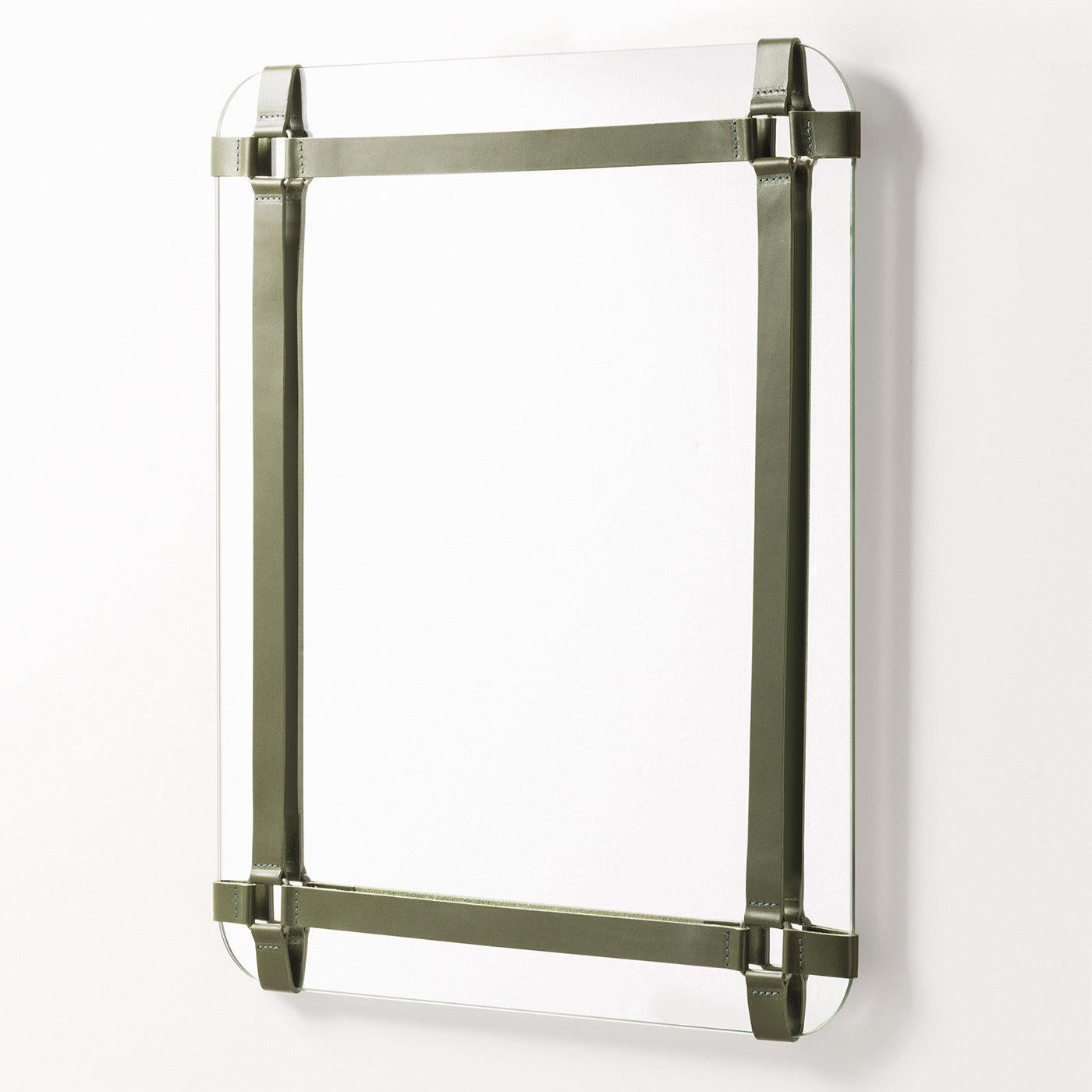 This wall mirror of the Rabitti 1969 collection is perfect for a modern and contemporary design. The frame is made of vegetable tanned saddle leather, which has a special waterproof finishing that lets the leather dry perfectly, without losing its