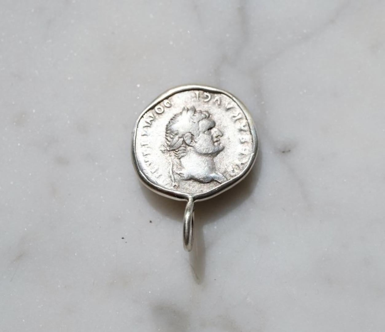 Un denier bien aiguisé avec un grand symbolisme.

Pour apprécier sa taille, le relief de la pièce et la forme de l'écrin, voir la photo montrant la pièce à côté d'une pièce de 25 cents américains (à venir). La pièce a d'abord été enchâssée dans une
