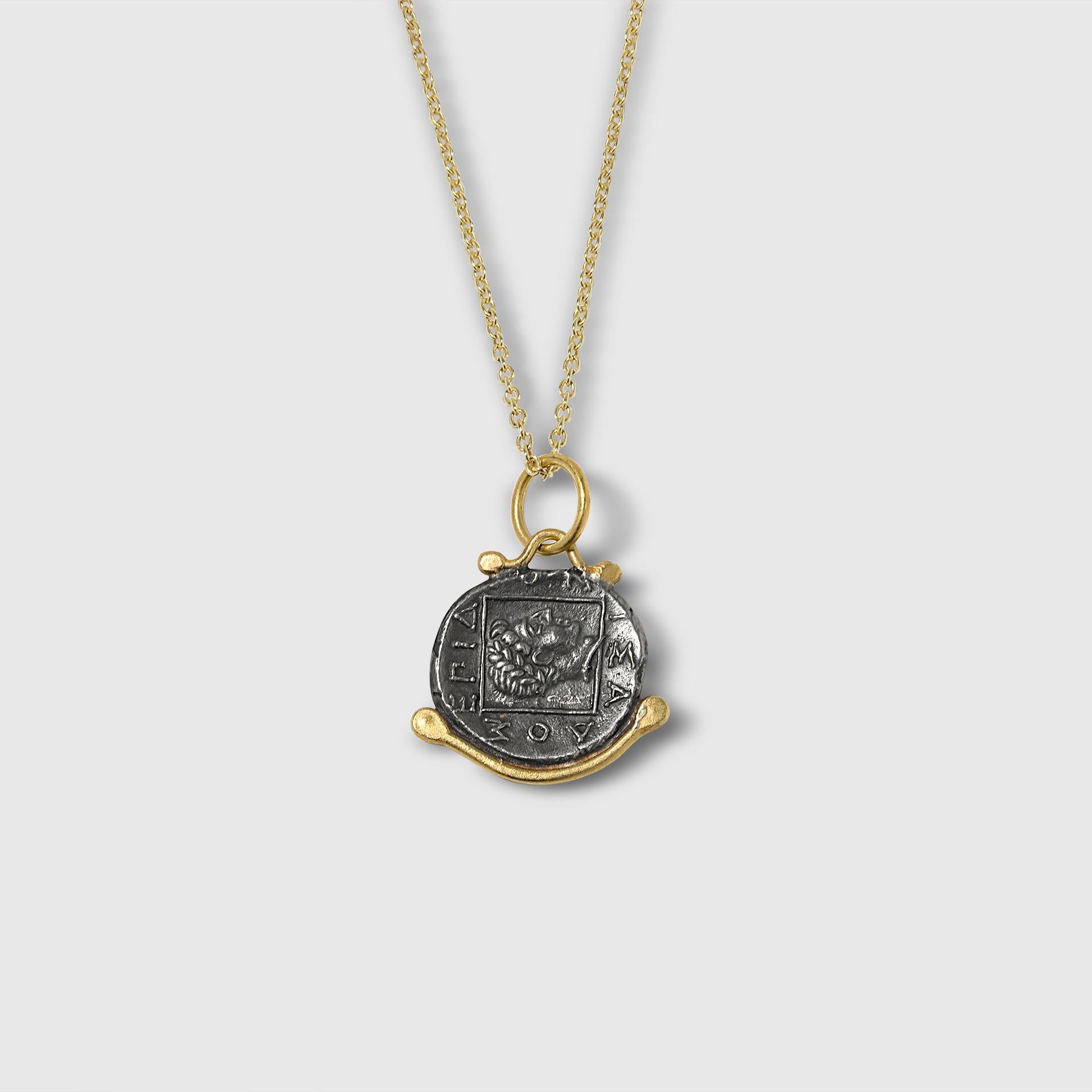 Taille ronde Amulette à breloques Pégase avec diamants, or 24 carats et argent en vente