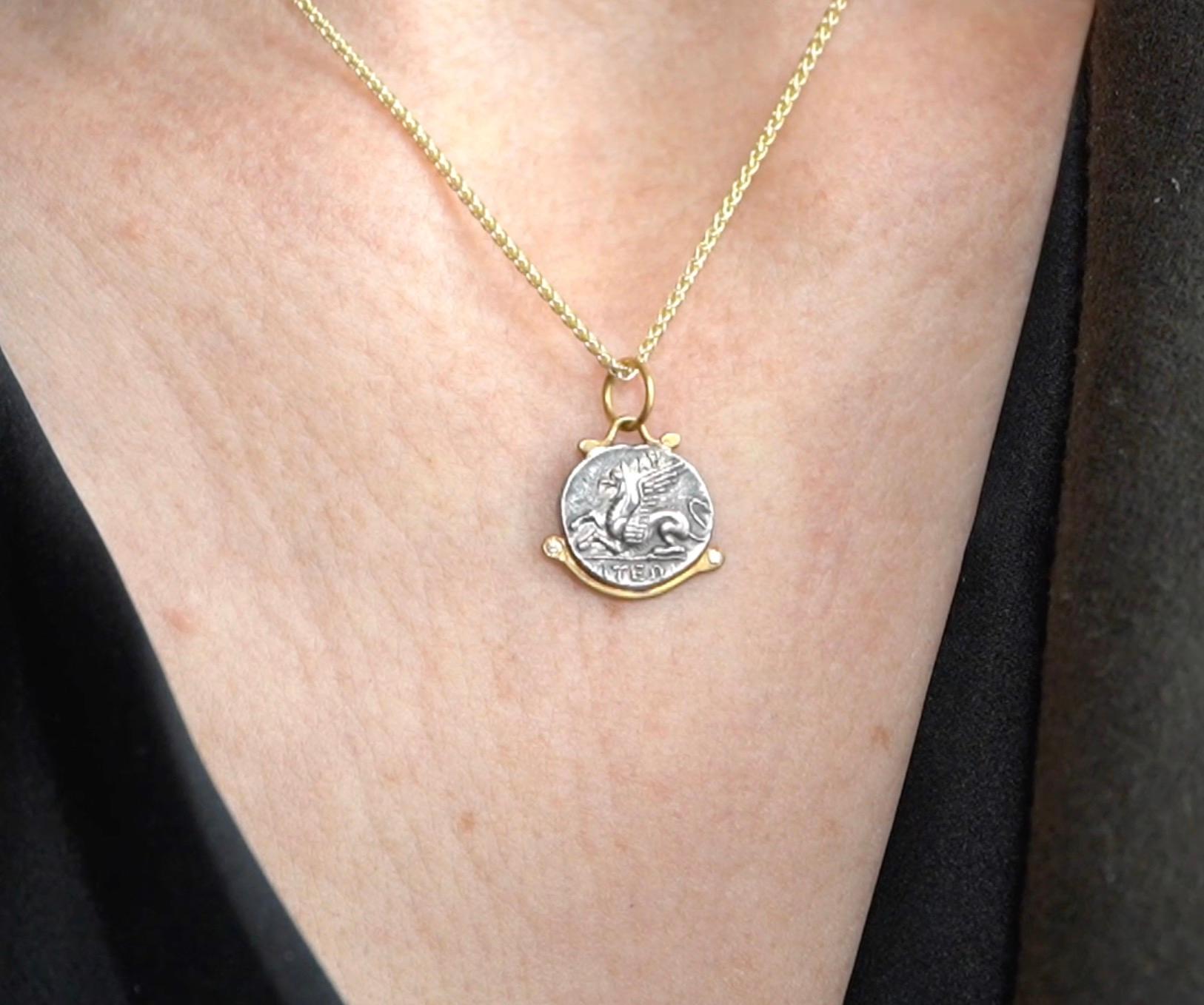 Amuleto Charm Pegasus Coin con diamanti, oro e argento 24kt di Prehistoric Works of Istanbul, Turchia. Diamanti - 0,02cts. Questi amuleti di monete si abbinano bene ad altri ciondoli o a miniature. Misure, 16mm x 16mm, con catena in vermeil da 16
