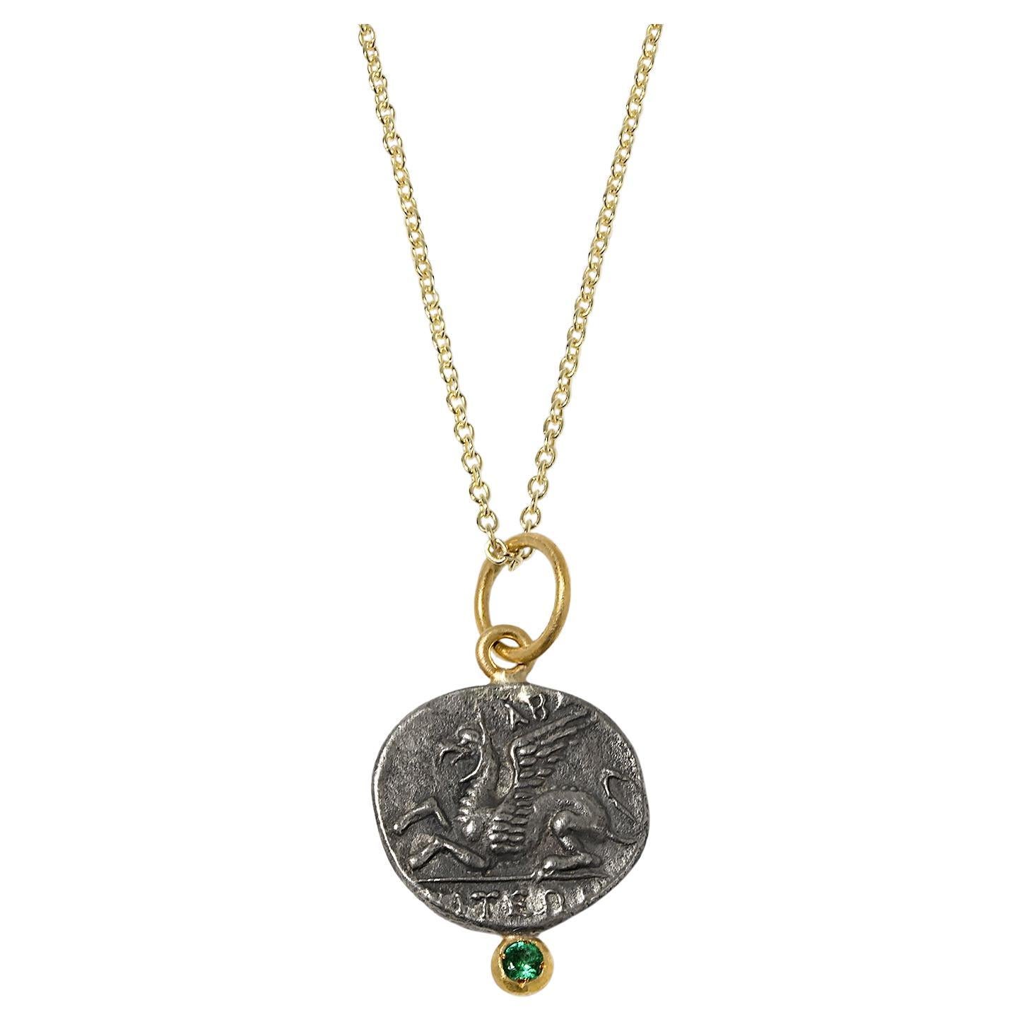 Pegasus Münze Charme Amulett mit Smaragd, 24kt Gold und Silber von Prehistoric Works of Istanbul, Türkei. Smaragd - 0,04cts. Maße, 15mm x 20mm, kommt mit 16