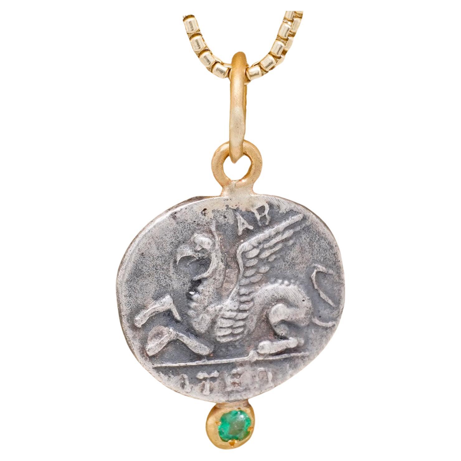 Pegasus Münzanhänger mit Smaragd, 24-karätigem Gold und Silber von Prehistoric Work (Zeitgenössisch)