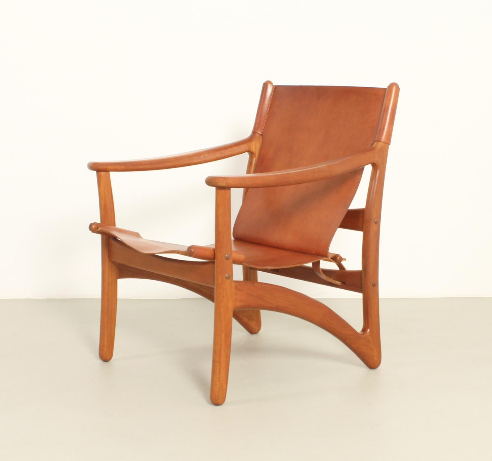 Pegasus-Sessel, entworfen von Arne Vodder für Kircodan, Dänemark, 1960er Jahre. Massives Teakholz mit Sitz und Rückenlehne aus cognacfarbenem Leder. Signiert mit Herstellerkennzeichen.