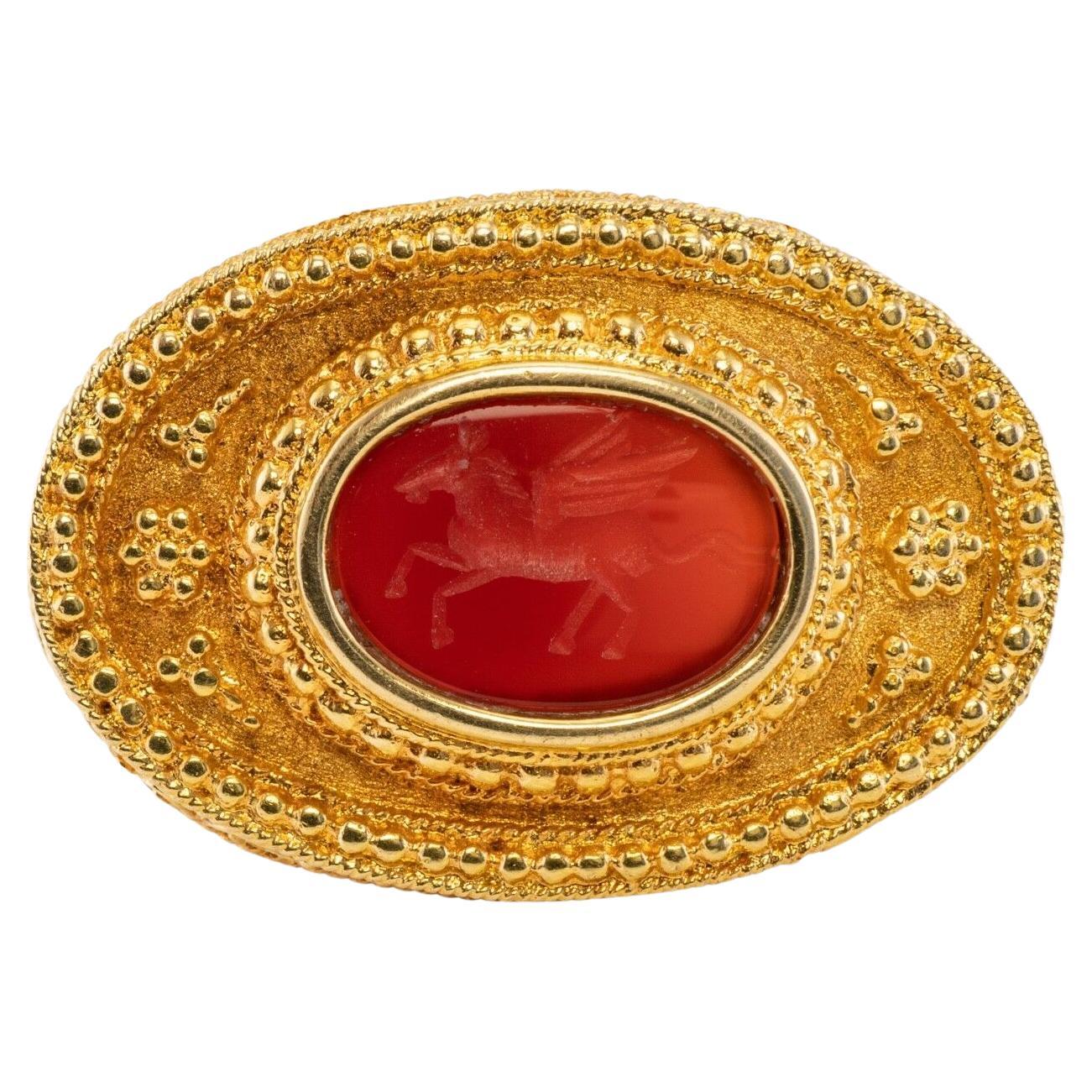 Broche pendentif Pégase camée en or 18 carats et cornaline, mythologie grecque ancienne