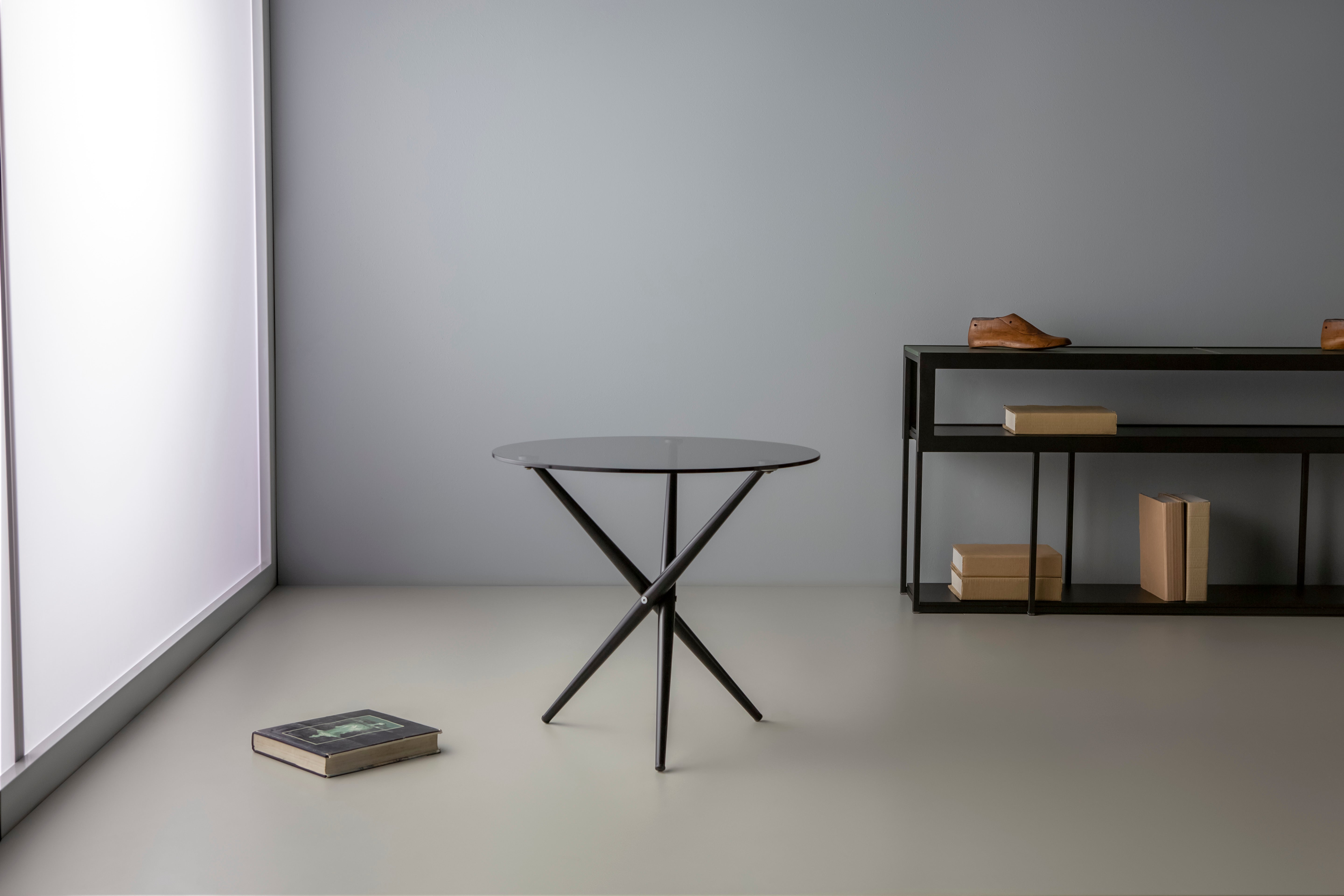 Pégasus Side Table by Doimo Brasil
Dimensions:  D 60 x H 55 cm 
Materials: Base: Veneer, Top: Clear glass. 


With the intention of providing good taste and personality, Doimo deciphers trends and follows the evolution of man and his space. To this