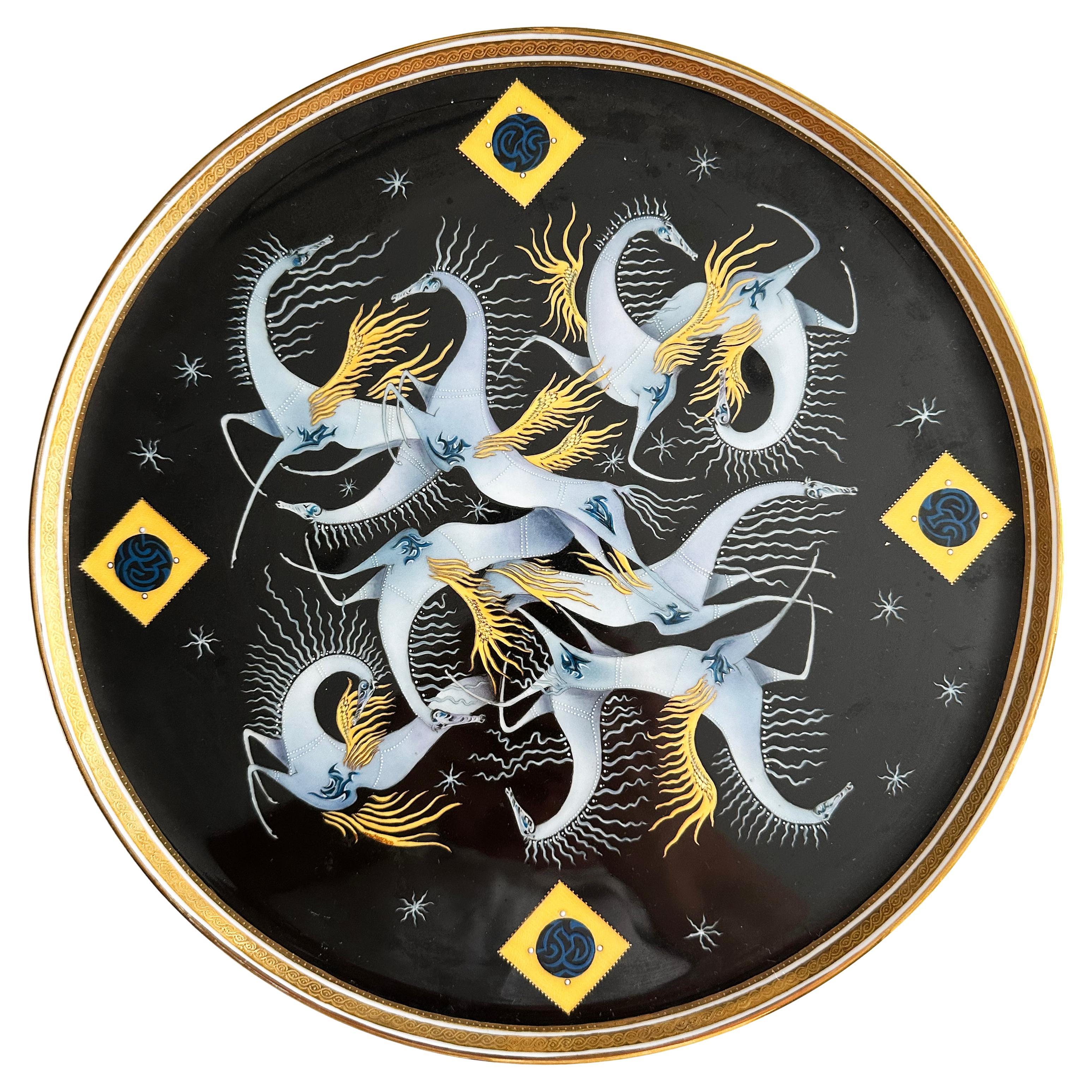 Piatto decorativo in porcellana in stile moderno "Pegasuses" di Wedgwood