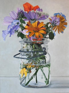 Fiori arancioni e viola in un barattolo