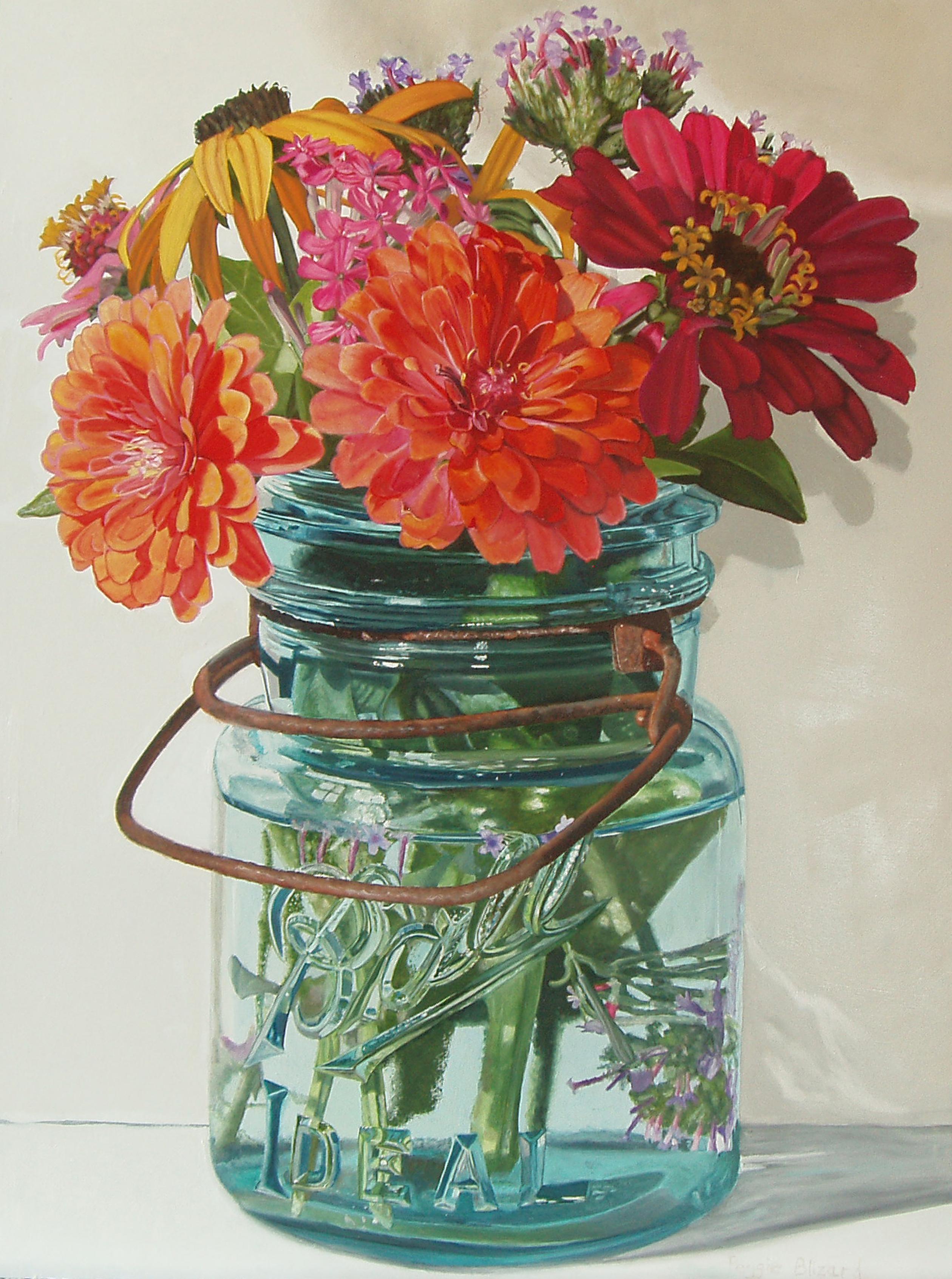 Peggie Blizard Still-Life Painting – Sommerblumen in einem blauen JAR