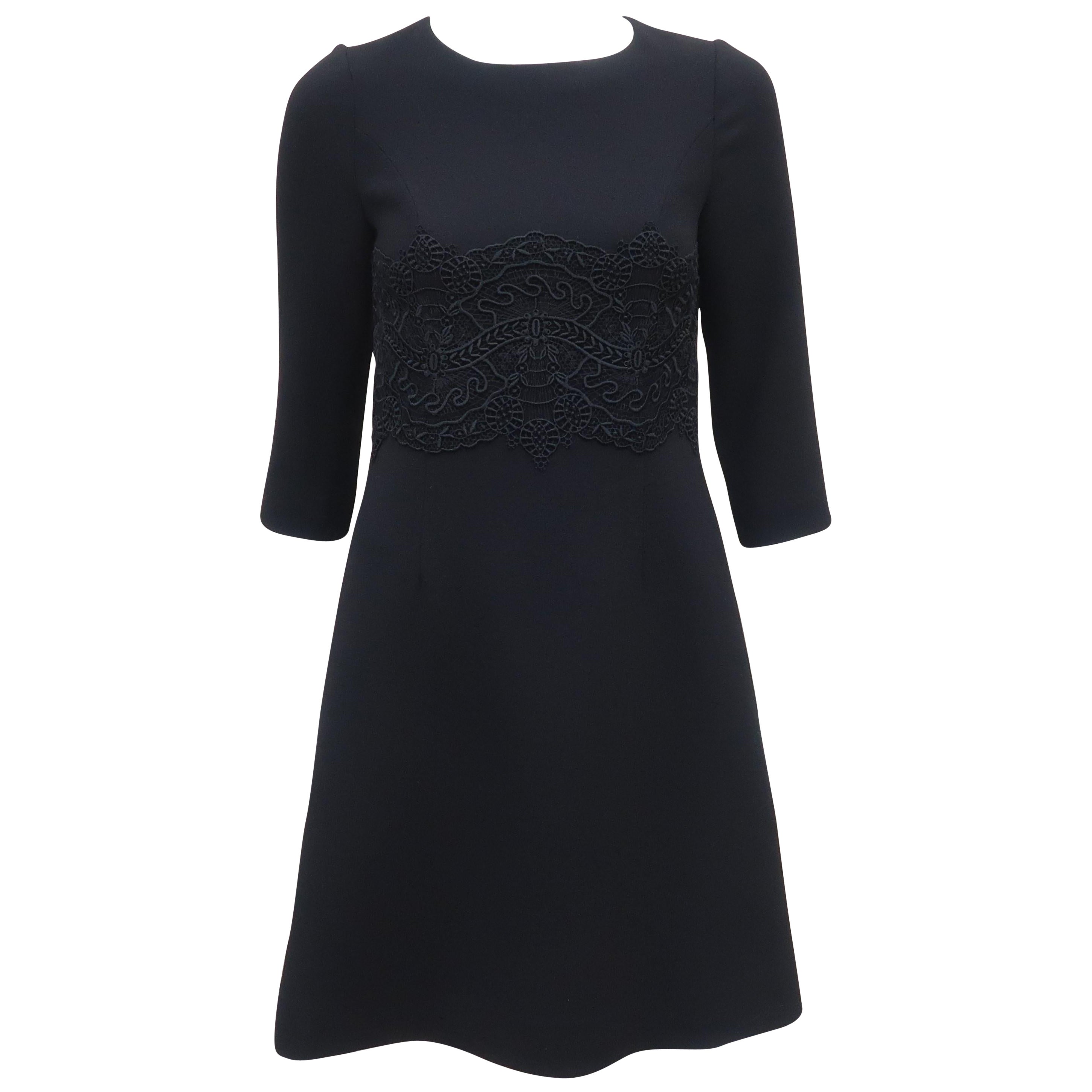 Peggy Jennings "Vestidito negro" de crepé con detalles de encaje en venta
