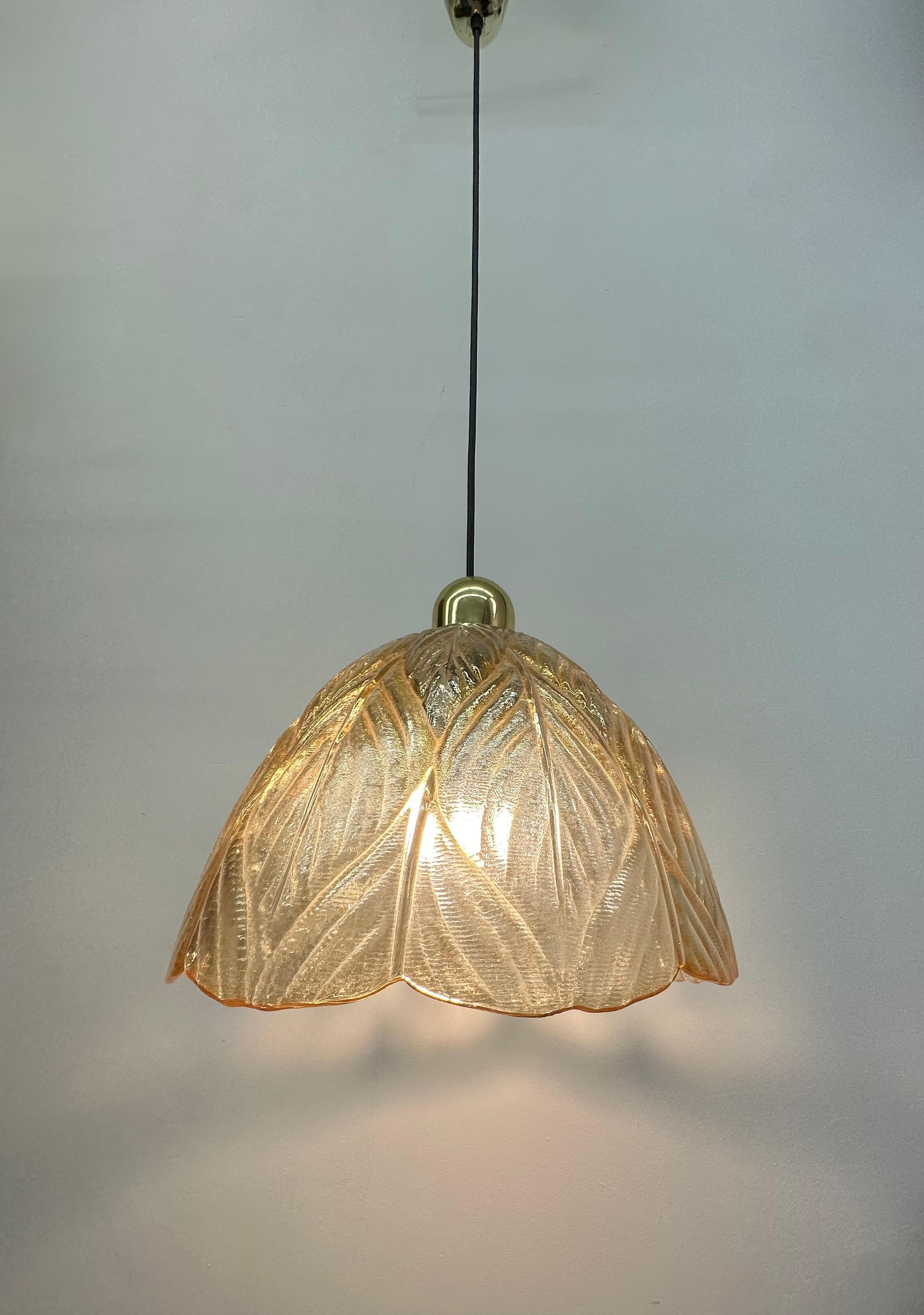 Mid-Century moderno Lampada a sospensione a foglie in vetro di Peil & Putzer, anni '70 in vendita