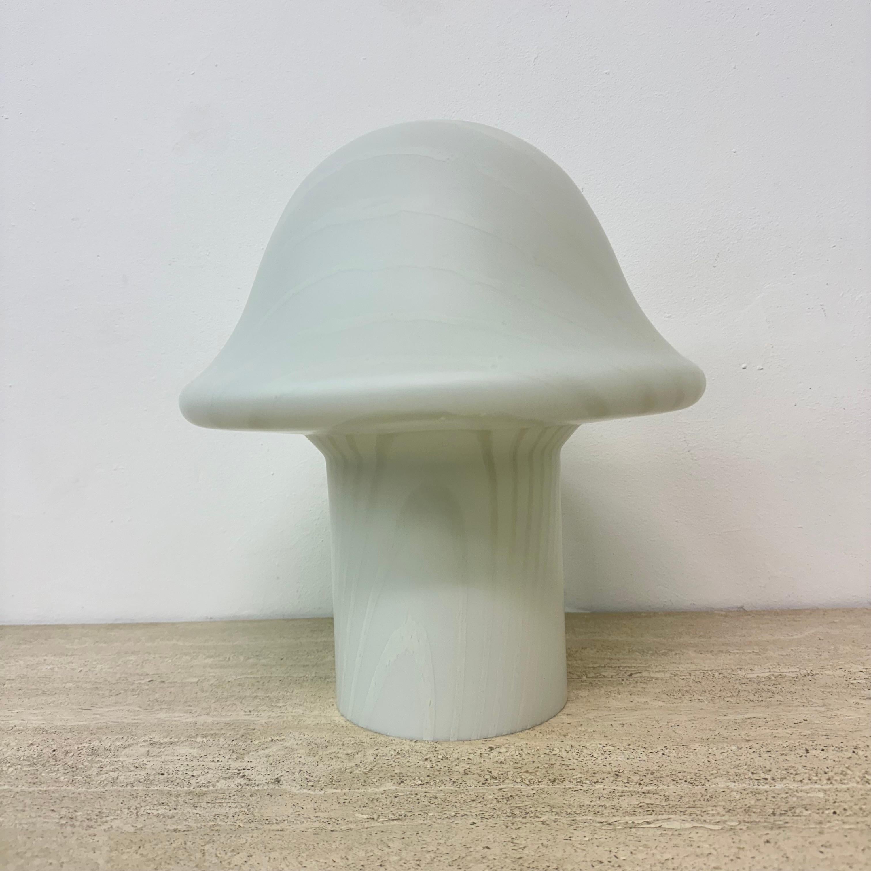 Large 1970s ‘mushroom’ table lamp by Peil & Putzler. The table lamp is made from a single mouth-blown piece of crystal glass with a striped zebra print and has the shape of a typical Mid-Century mushroom. Standard E27 fitting, tested and working.
